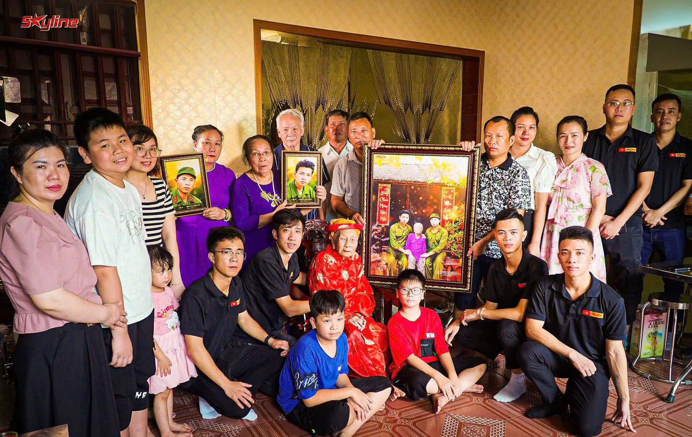 Từ những hình ảnh mờ nhòe, Văn Hoàng kiên trì phục dựng lại gương mặt liệt sĩ, trả lại hình hài cho ký ức gia đình và dân tộc. Từ những hình ảnh mờ nhòe, Văn Hoàng kiên trì phục dựng lại gương mặt liệt sĩ, trả lại hình hài cho ký ức gia đình và dân tộc.