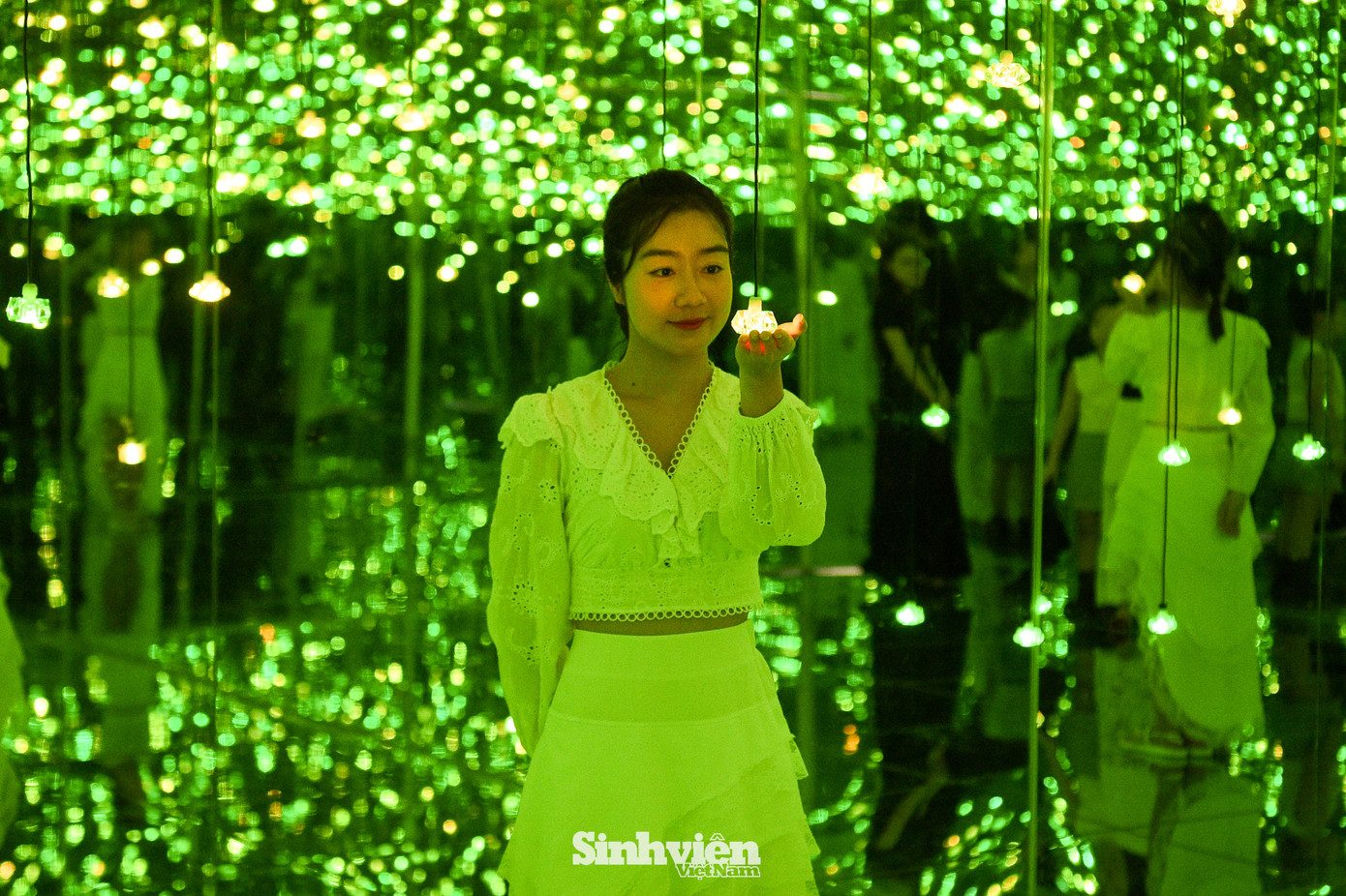 "Cơn sốt" Starry Sky Museum đang càn quét các trang mạng xã hội, đặc biệt là TikTok. Hàng loạt video và bài đăng đã chứng minh sức hút khó cưỡng của không gian ánh sáng tại triển lãm, nơi các bạn trẻ có thể "bỏ túi" vô vàn góc chụp ảnh sáng tạo và mãn nhãn.