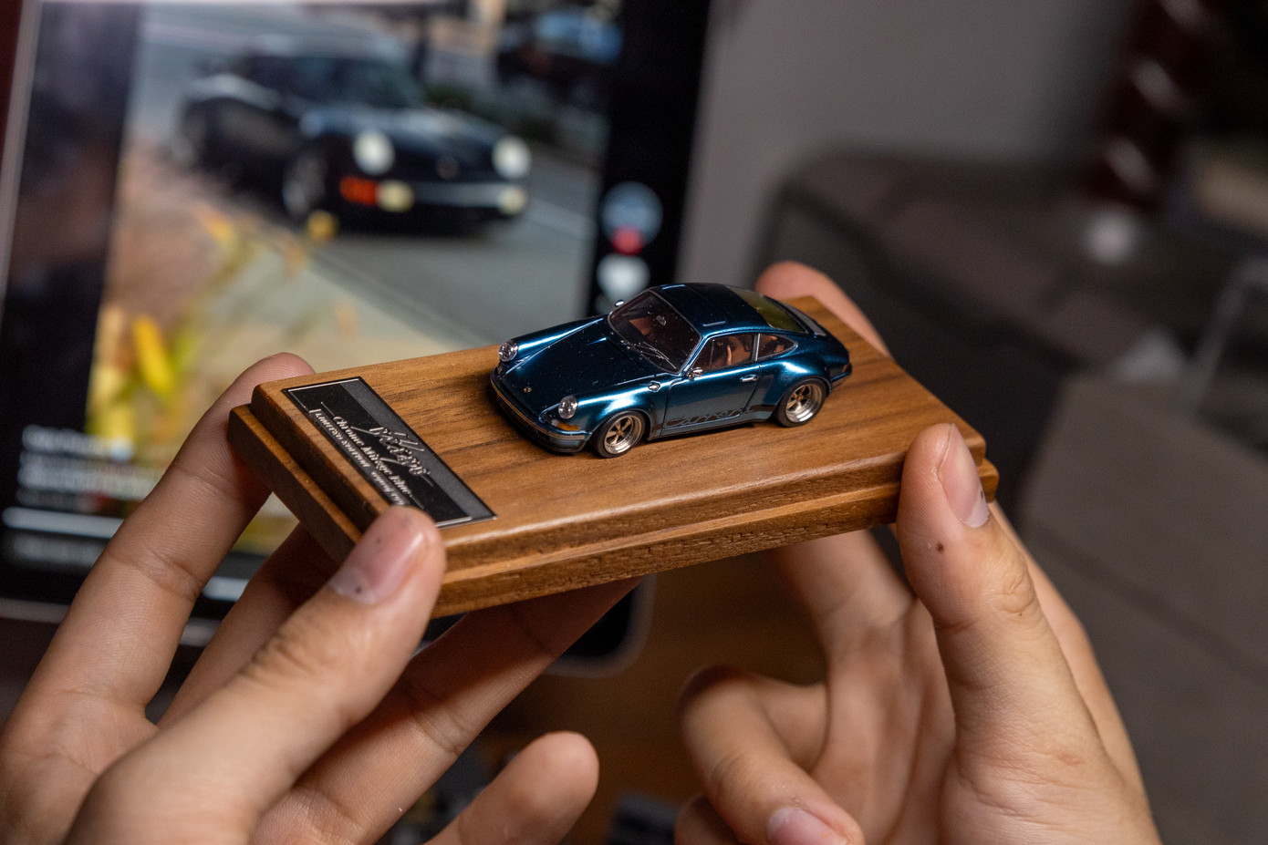 Bộ sưu tập của Chiến không chỉ đa dạng về chủng loại mà còn về giá trị. Từ những mẫu xe "bình dân" có giá vài trăm nghìn đồng đến những chiếc "siêu xe" phiên bản giới hạn trị giá hàng triệu đồng, mỗi chiếc xe đều mang một câu chuyện riêng. "Chiếc Porsche 911 màu xanh chrome là chiếc mình yêu thích nhất. Nó không chỉ đẹp mà còn độc đáo, chỉ có 199 chiếc trên toàn thế giới." - Chiến tự hào chia sẻ. Để có được những "chiến mã" ưng ý, Chiến thường tìm đến các cửa hàng chuyên bán mô hình hoặc đặt hàng từ các sàn thương mại điện tử quốc tế. Anh cũng tích cực tham gia các hội nhóm về mô hình xe, nơi anh có thể giao lưu, học hỏi và chia sẻ kinh nghiệm với những người cùng đam mê. Bộ sưu tập của Chiến không chỉ đa dạng về chủng loại mà còn về giá trị. Từ những mẫu xe "bình dân" có giá vài trăm nghìn đồng đến những chiếc "siêu xe" phiên bản giới hạn trị giá hàng triệu đồng, mỗi chiếc xe đều mang một câu chuyện riêng. "Chiếc Porsche 911 màu xanh chrome là chiếc mình yêu thích nhất. Nó không chỉ đẹp mà còn độc đáo, chỉ có 199 chiếc trên toàn thế giới." - Chiến tự hào chia sẻ. Để có được những "chiến mã" ưng ý, Chiến thường tìm đến các cửa hàng chuyên bán mô hình hoặc đặt hàng từ các sàn thương mại điện tử quốc tế. Anh cũng tích cực tham gia các hội nhóm về mô hình xe, nơi anh có thể giao lưu, học hỏi và chia sẻ kinh nghiệm với những người cùng đam mê.