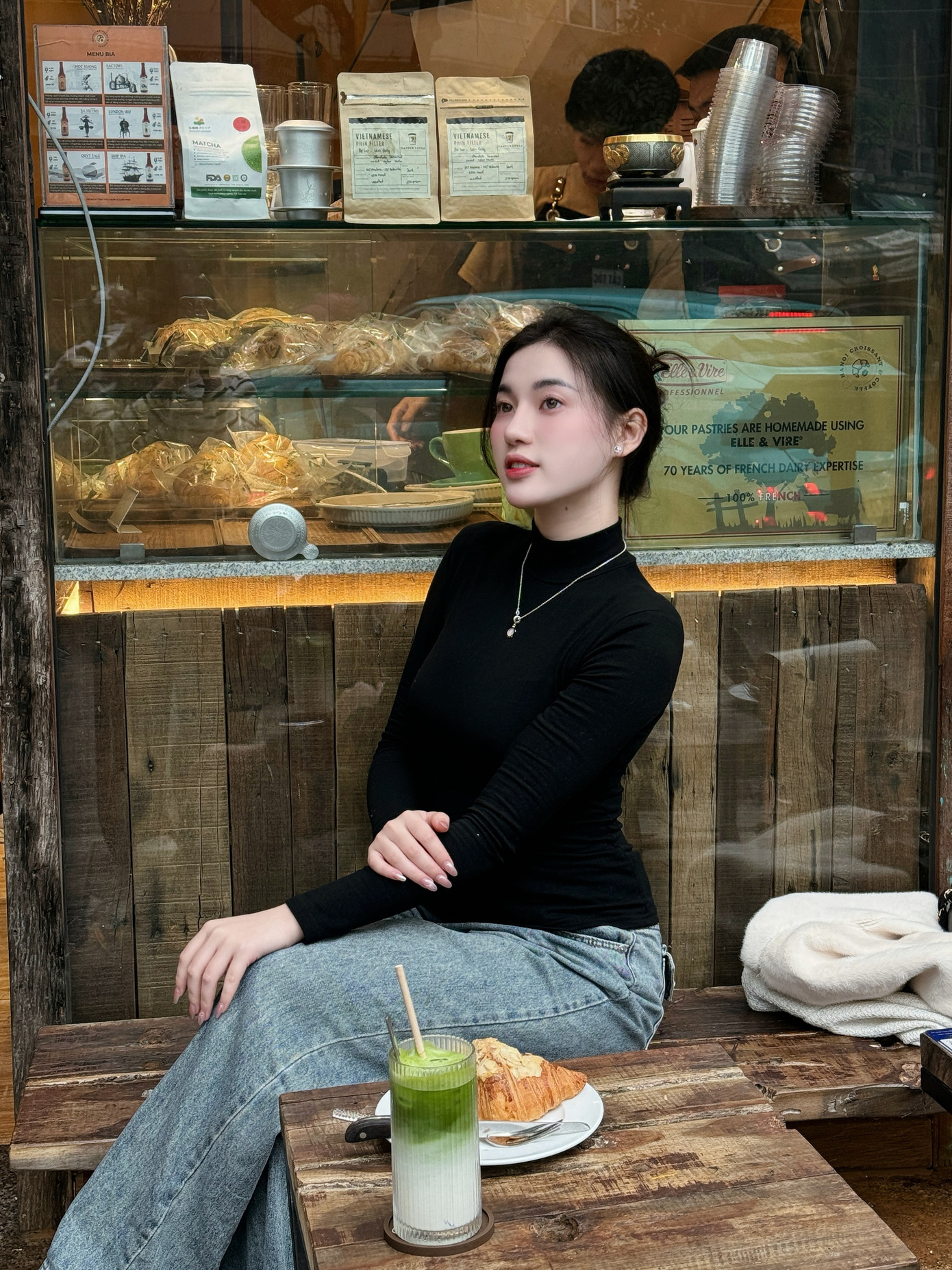 Dù lịch trình dày đặc, cô luôn giữ tinh thần lạc quan và nhiệt huyết với đam mê của mình. Dù lịch trình dày đặc, cô luôn giữ tinh thần lạc quan và nhiệt huyết với đam mê của mình.