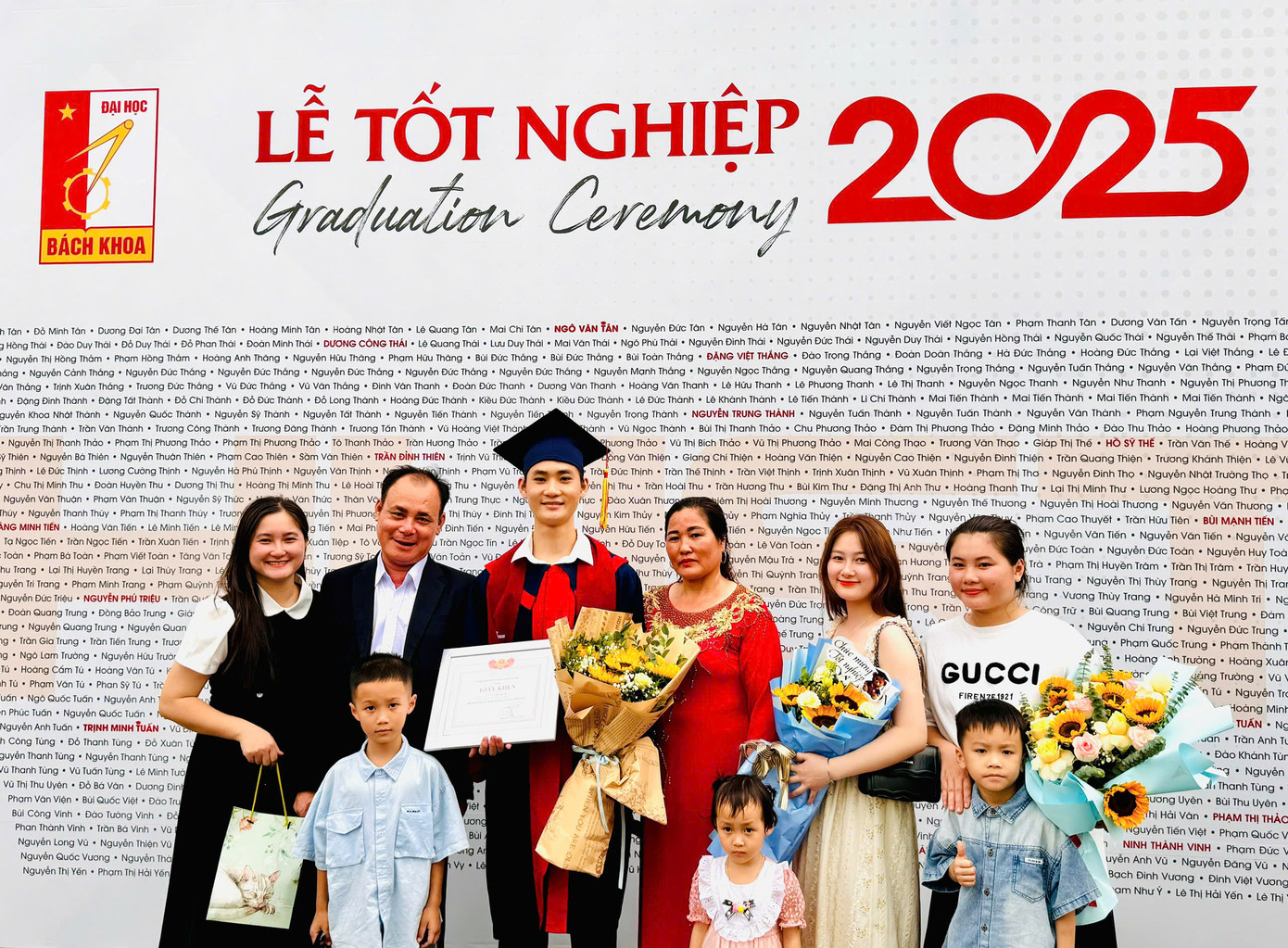 Văn Tân bên gia đình tại lễ tốt nghiệp, khoảnh khắc ấm áp cùng người thân, là nguồn động lực vững chắc trên hành trình học tập và trưởng thành. Văn Tân bên gia đình tại lễ tốt nghiệp, khoảnh khắc ấm áp cùng người thân, là nguồn động lực vững chắc trên hành trình học tập và trưởng thành.