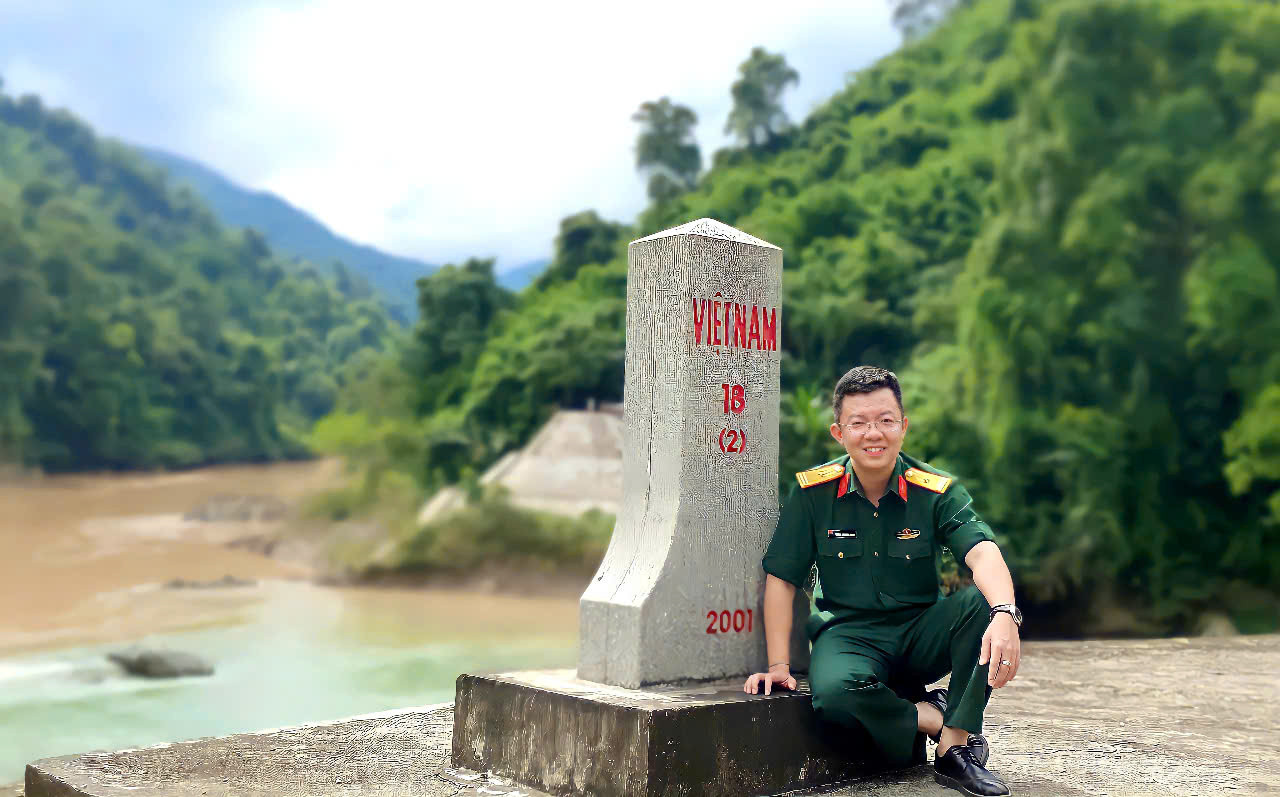Nhà báo Hoàng Trường Giang bên cột mốc biên giới, nơi anh từng đặt chân trong những chuyến đi tác nghiệp và thiện nguyện, khắc ghi tinh thần người lính – nhà báo luôn hướng về Tổ quốc và Nhân dân.