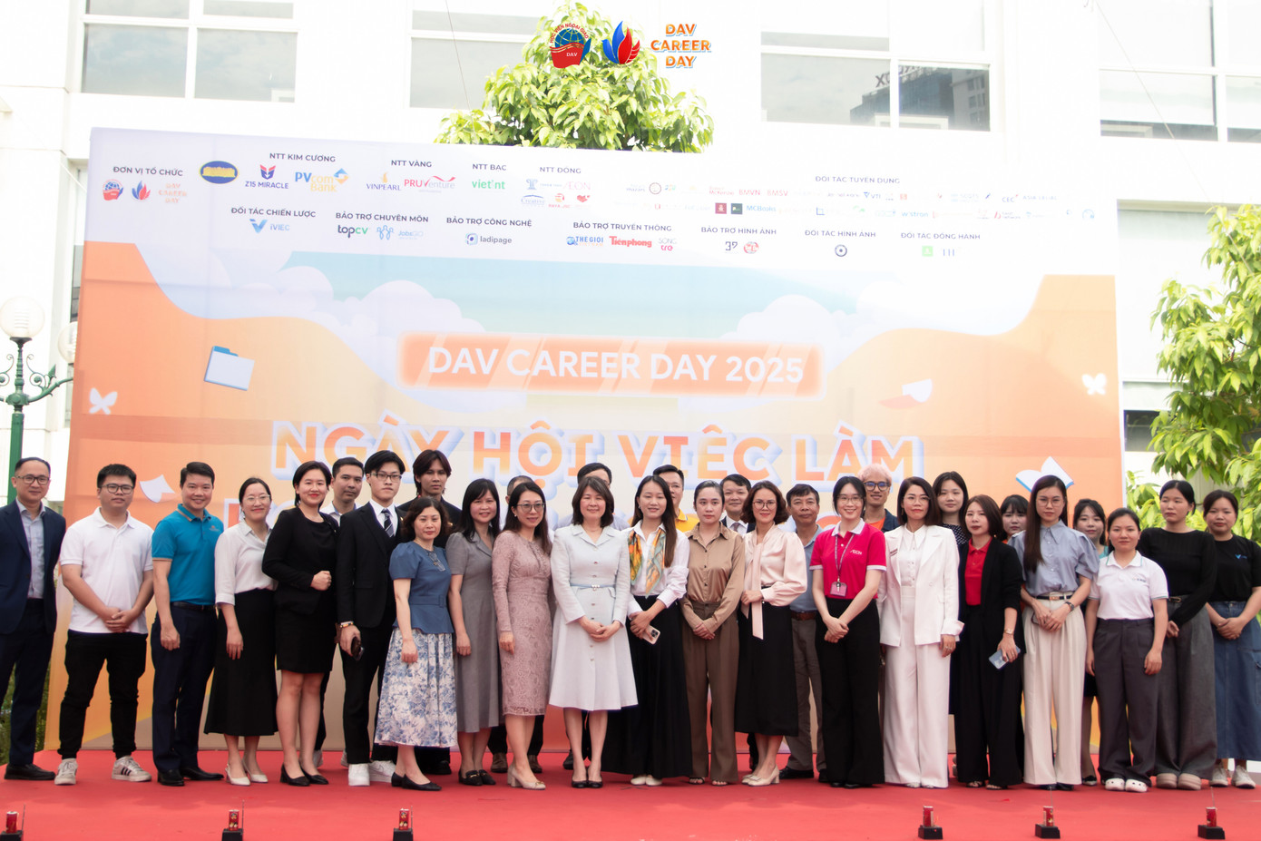 Ban Giám đốc Học viện cùng các Nhà tài trợ và các đơn vị đối tác tuyển dụng đồng hành cùng Chương trình. Ban Giám đốc Học viện cùng các Nhà tài trợ và các đơn vị đối tác tuyển dụng đồng hành cùng Chương trình.