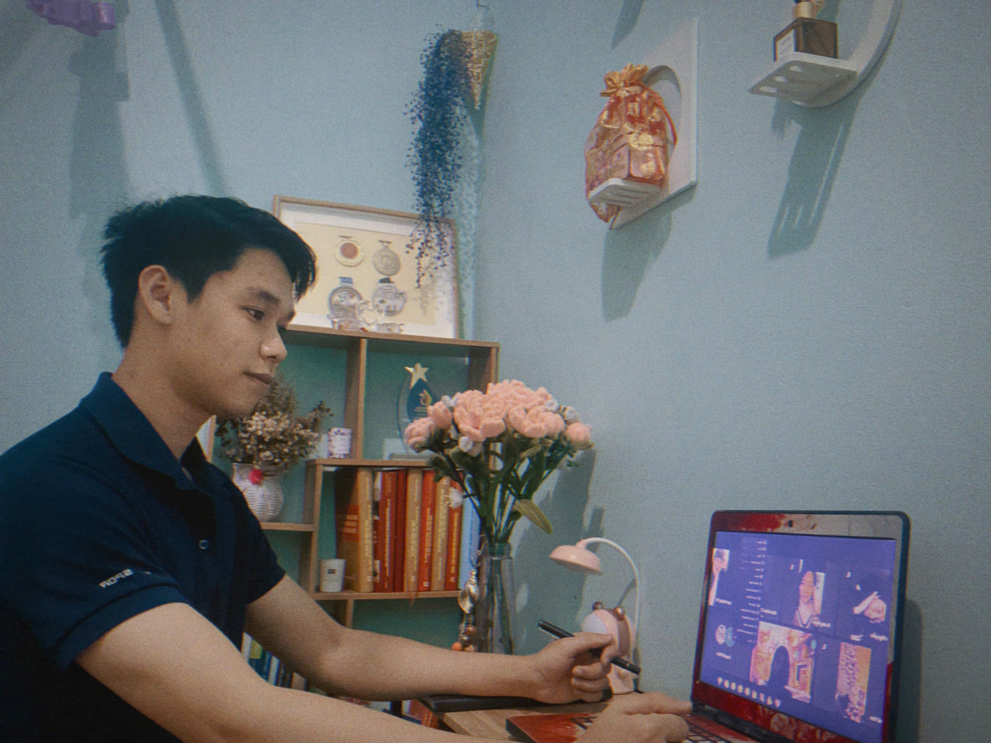 Anh Linh vẫn miệt mài ghi hình bài giảng, giải đáp thắc mắc, cập nhật tài liệu ôn tập cho học sinh của mình. Anh Linh vẫn miệt mài ghi hình bài giảng, giải đáp thắc mắc, cập nhật tài liệu ôn tập cho học sinh của mình.