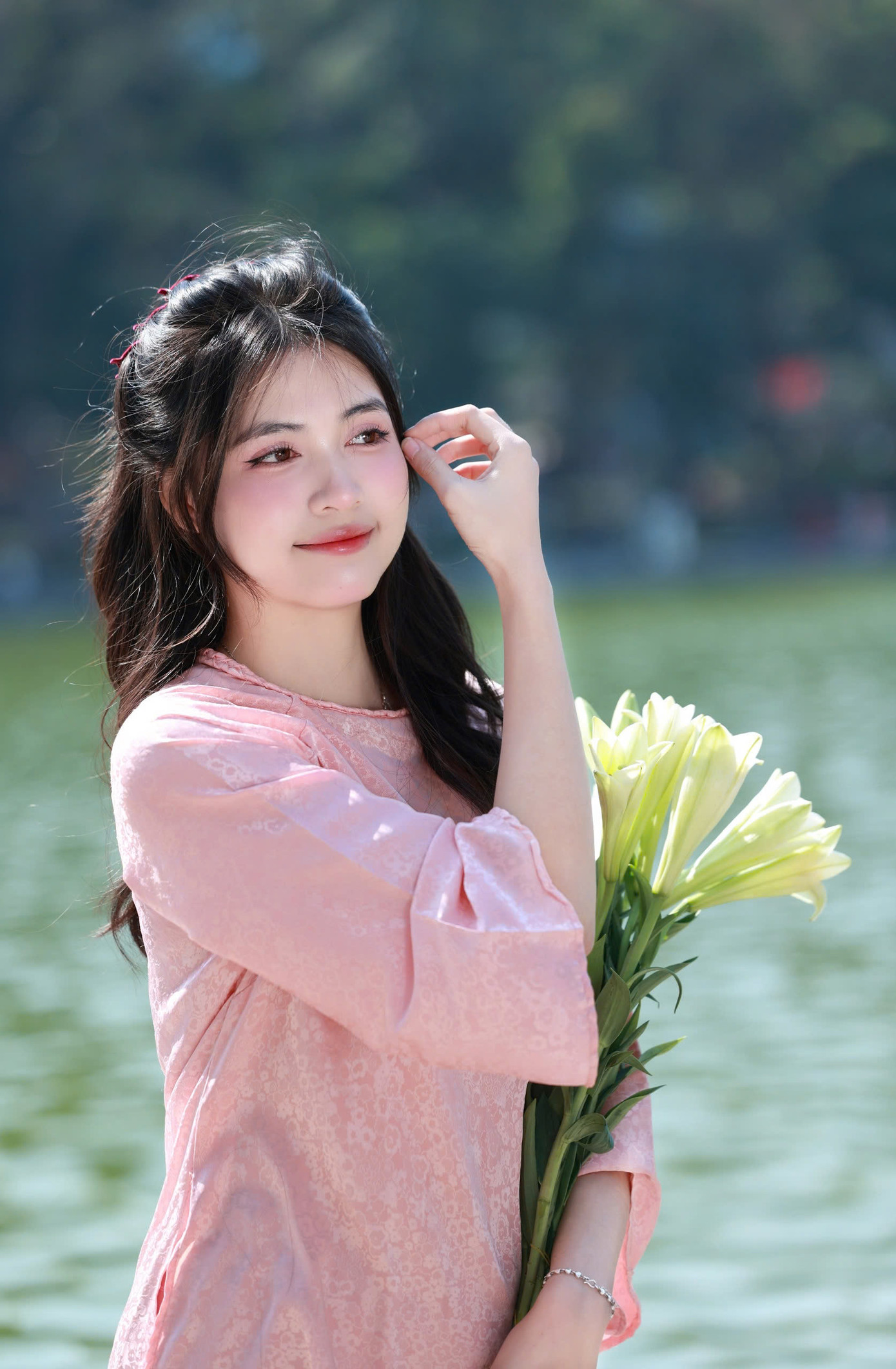 Nguyễn Thị Hải Yến – Hoa khôi Thanh lịch 2024 với vẻ đẹp dịu dàng và thanh thoát trong bộ áo dài hồng gấm đón Tết Ất Tỵ 2025.