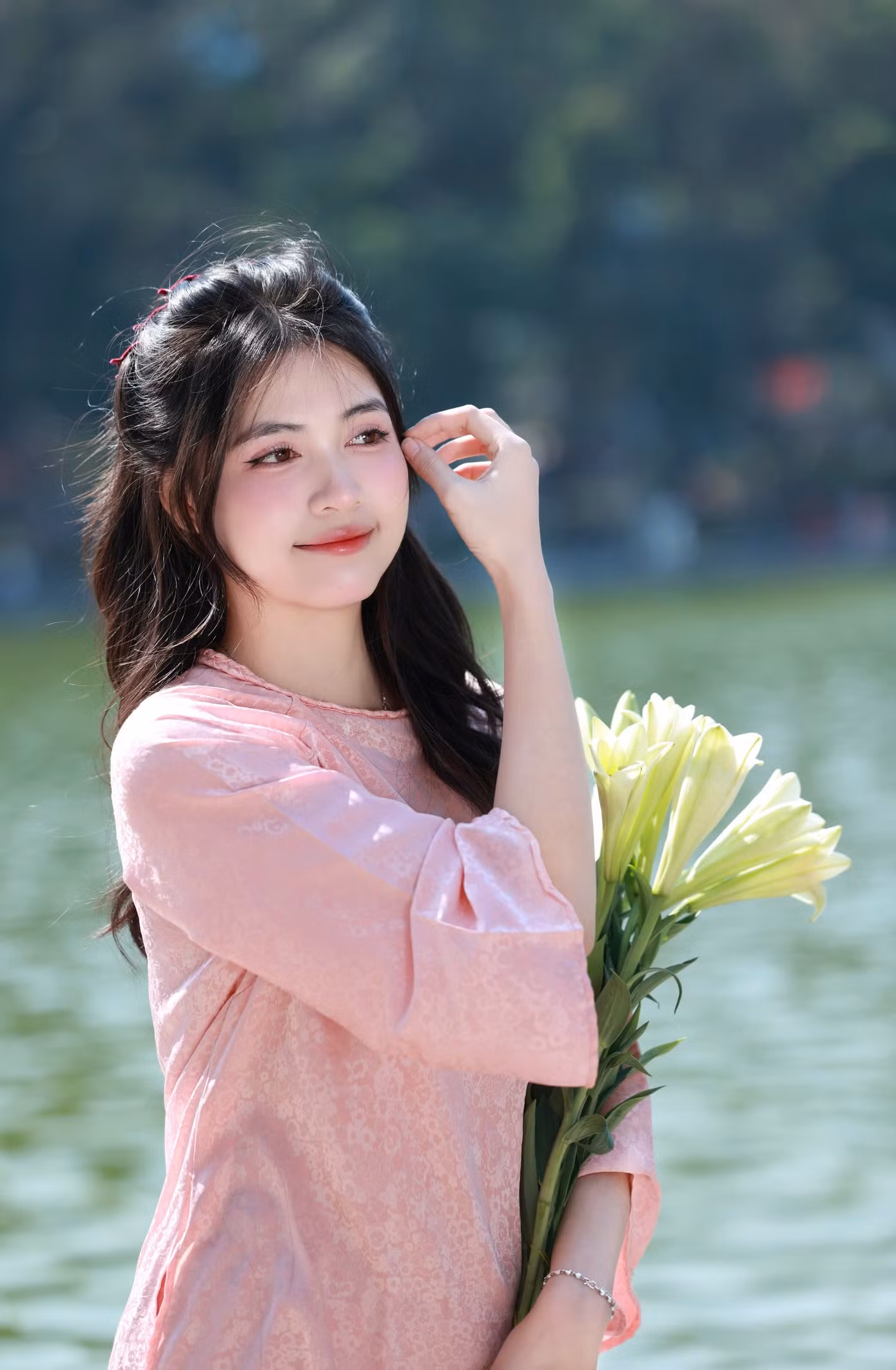 Nguyễn Thị Hải Yến – Hoa khôi Thanh lịch 2024 với vẻ đẹp dịu dàng và thanh thoát trong bộ áo dài hồng gấm đón Tết Ất Tỵ 2025.