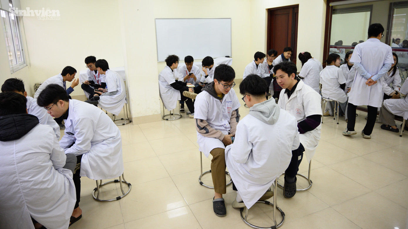 Do nhà xa, buổi trưa Đức ở lại trường, đúng 13 giờ 30 phút, ca học chiều về kỹ năng tiền lâm sàng tại trường bắt đầu.