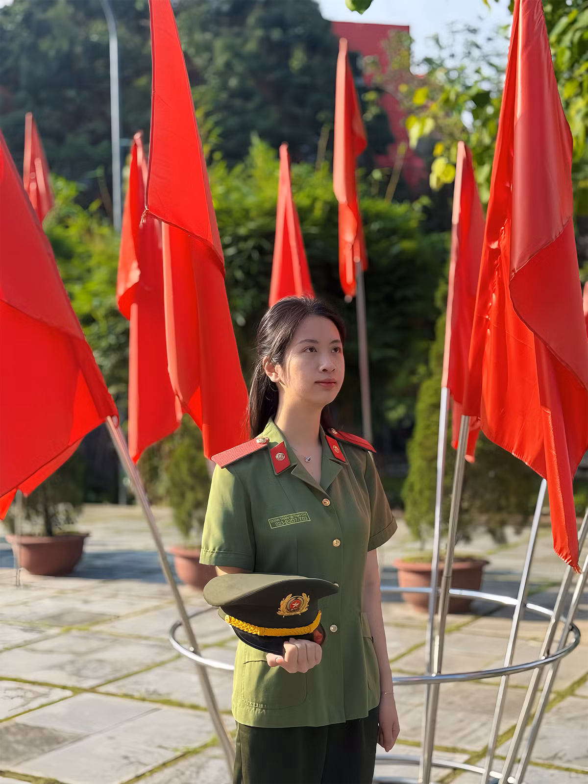 Đoàn Trần Quỳnh Chi bước vào lực lượng Công an để chứng minh phụ nữ cũng có thể làm chính trị.