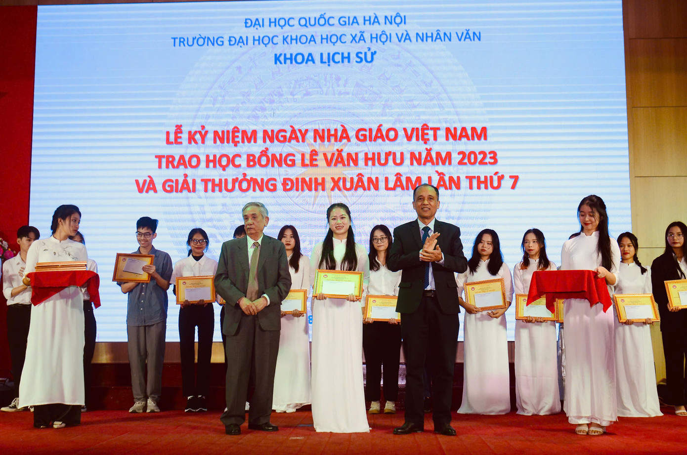 Nữ sinh trường Nhân văn giành nhiều học bổng liên quan đến chuyên ngành lịch sử. Nữ sinh trường Nhân văn giành nhiều học bổng liên quan đến chuyên ngành lịch sử.