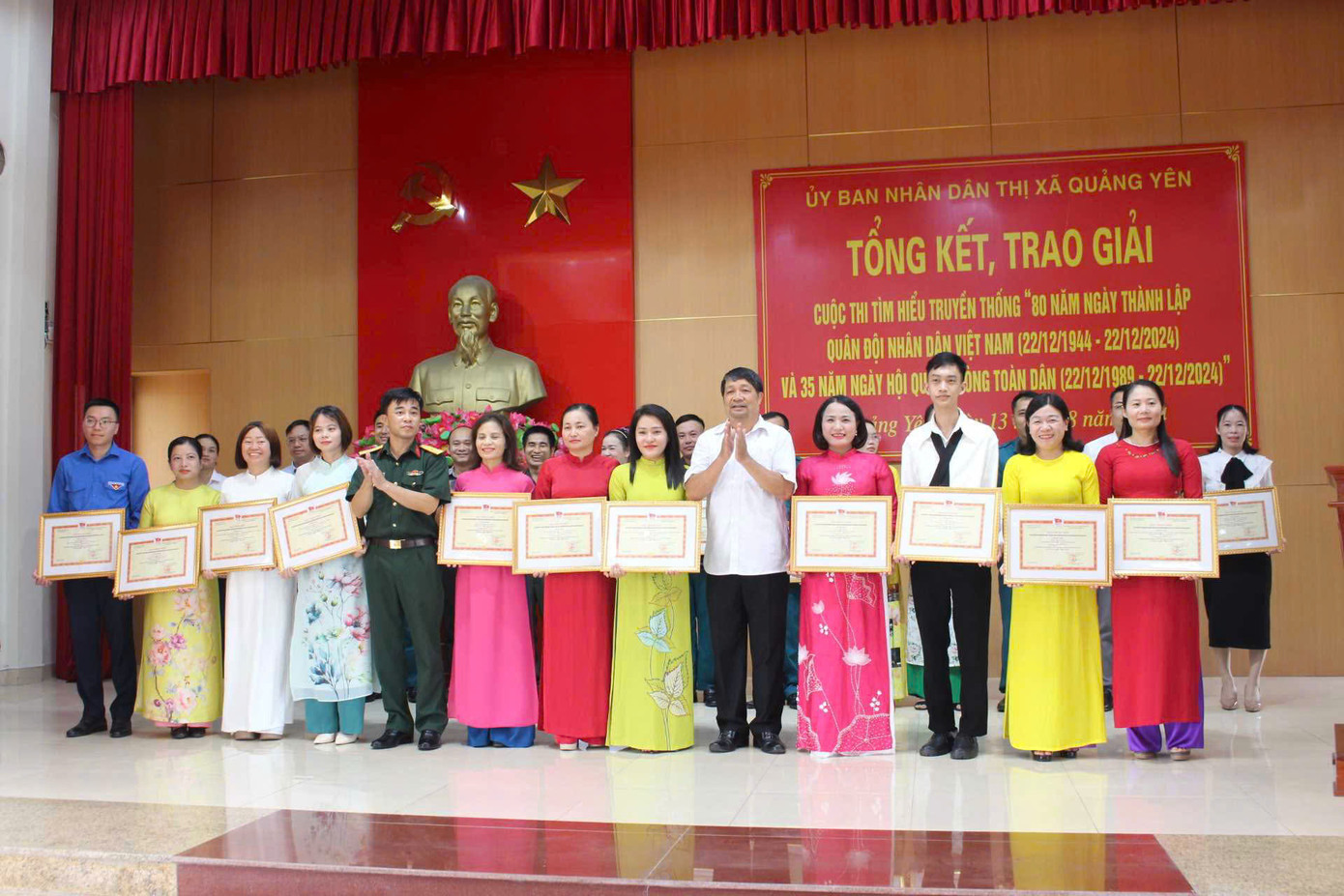 “Tham dự cuộc thi khi đồng thời tham gia thực tập tại Trung tâm Tư vấn pháp luật - Hội Luật gia tỉnh Quảng Ninh, có những khoảnh khắc mình muốn dừng lại vì bận rộn, khó khăn trong việc cân bằng thời gian giữa công việc và bài thi. Nhưng có sự ủng hộ của bố mẹ, thầy cô, các đồng chí Cán bộ Đoàn cơ sở và sự quyết tâm, mình đã vượt qua và hoàn thành bài dự thi. Tuy chỉ đạt giải Khuyến khích, song mình vẫn cảm thấy vui và trân trọng bởi đó là tất cả tâm huyết và tình yêu của mình với lịch sử” Trung Kiên tâm sự.