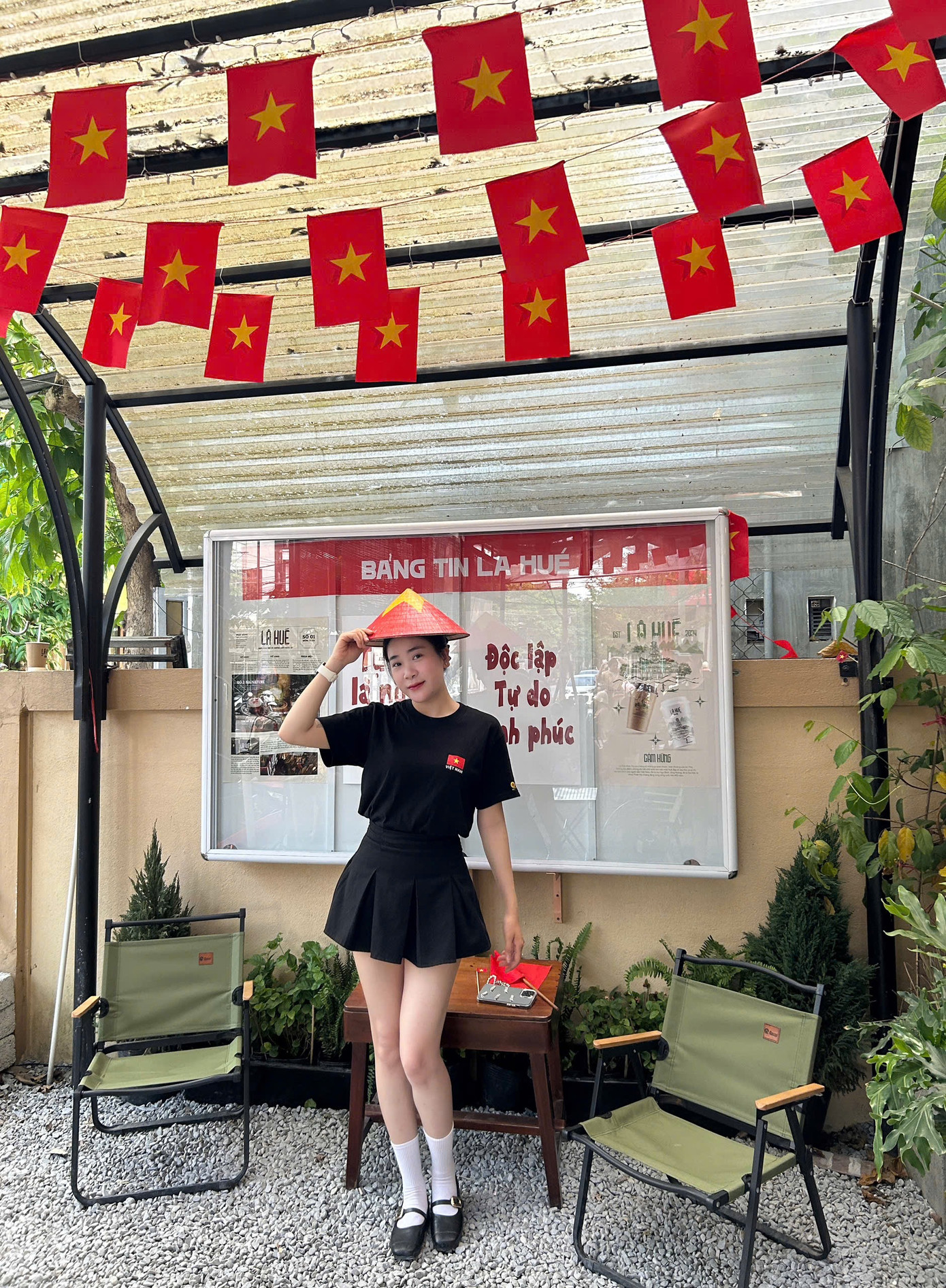 Bạn Nguyễn Thị Thuỳ Trang chụp ảnh tại một quán cà phê tại thành phố Huế. Bạn Nguyễn Thị Thuỳ Trang chụp ảnh tại một quán cà phê tại thành phố Huế.