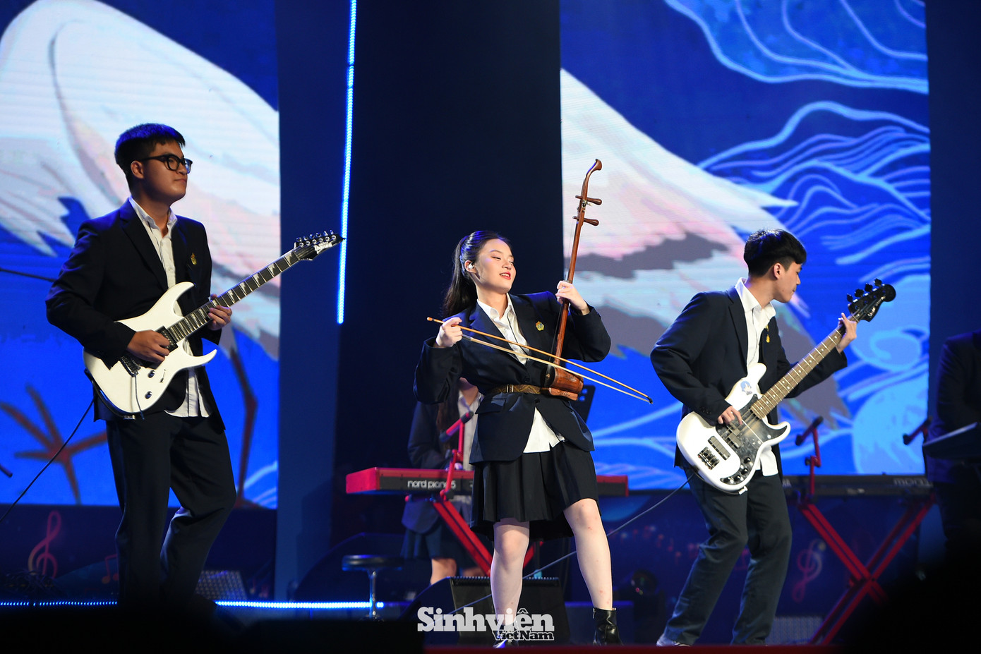 Điểm nhấn đặc biệt làm nên sức hút của các tiết mục chính là sự hòa quyện độc đáo giữa âm nhạc truyền thống và âm nhạc hiện đại. Sự kết hợp nhuần nhuyễn, đầy tinh tế giữa các nhạc cụ dân tộc quen thuộc như đàn bầu, đàn tranh, đàn nhị, đàn đá với âm nhạc điện tử sôi động, hiện đại đã tạo nên những màn trình diễn thực sự ấn tượng và khác biệt, mang đến trải nghiệm âm nhạc mới lạ, đầy cảm xúc cho đông đảo khán giả theo dõi.