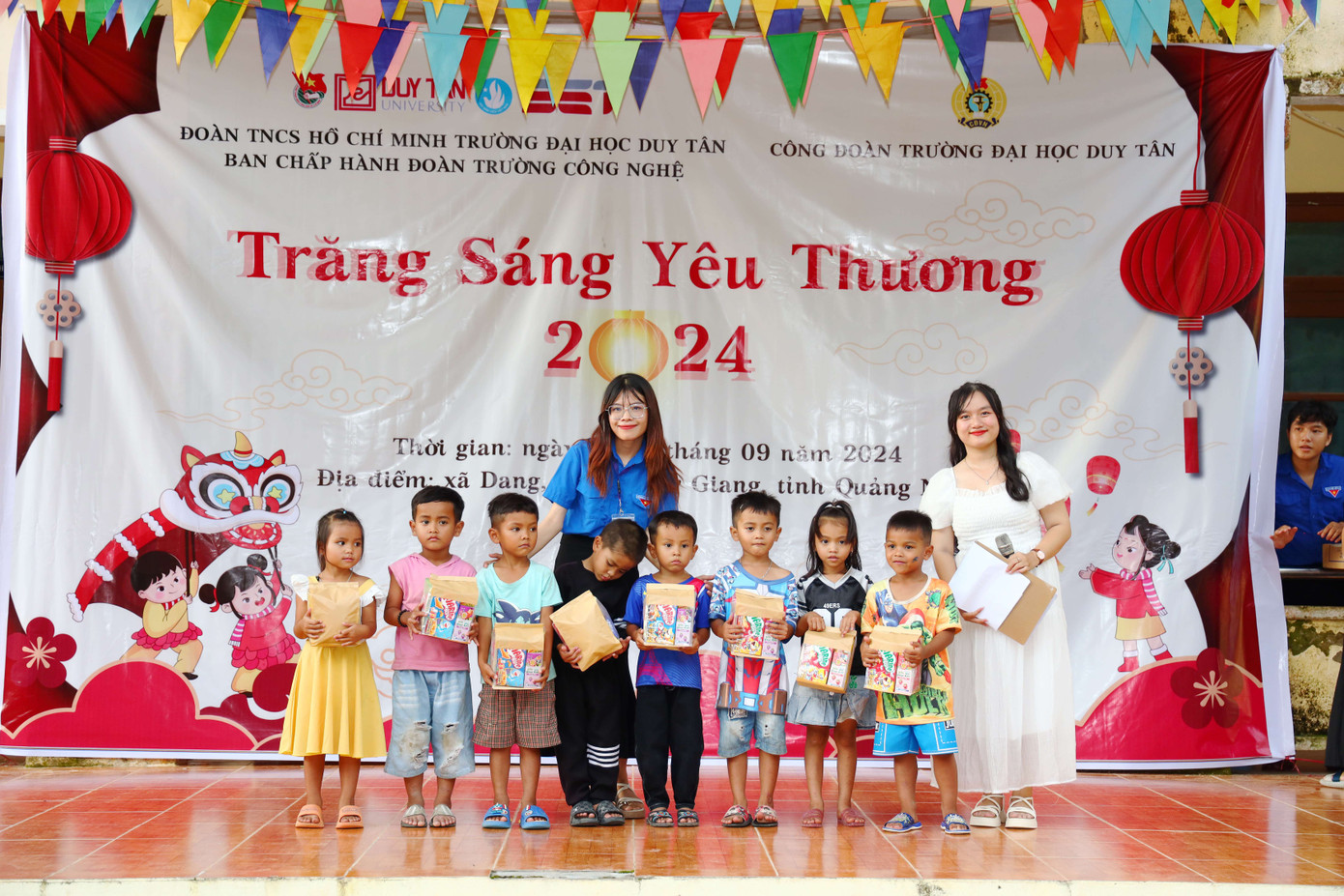 Ngọc Hân tổ chức và tham gia chương trình tình nguyện “ Trăng sáng yêu thương” tại Tây Giang, Quảng Nam. Ngọc Hân tổ chức và tham gia chương trình tình nguyện “ Trăng sáng yêu thương” tại Tây Giang, Quảng Nam.