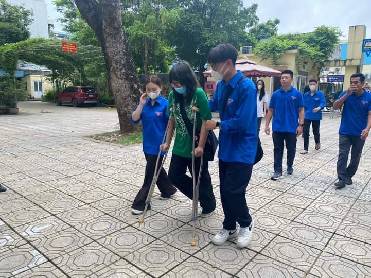 Hình ảnh Minh Tuấn dìu một thí sinh lên phòng thi trong kỳ thi tốt nghiệp THPT năm 2023. Hình ảnh Minh Tuấn dìu một thí sinh lên phòng thi trong kỳ thi tốt nghiệp THPT năm 2023.