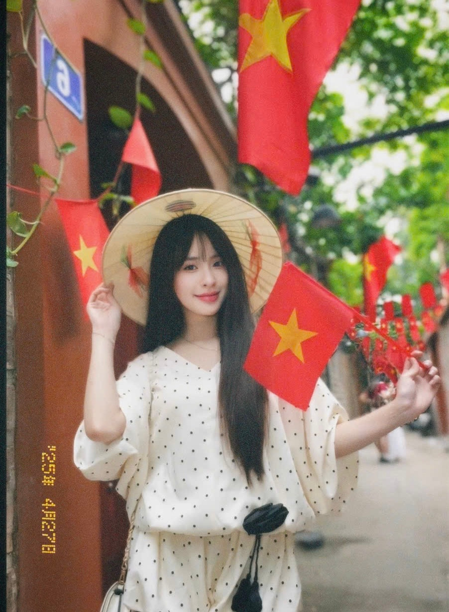 “Tuy không có cơ hội đến xem lễ diễu binh trong Thành phố Hồ Chí Minh, nhưng mình luôn dõi theo các hoạt động hướng đến mừng 50 năm thống nhất đất nước ở ngoài miền Bắc. Đó là cách để mình hòa chung vào nhịp đập của đất nước, của đồng bào trên khắp Tổ quốc trong dịp 30/4”, Thảo Quyên tâm sự. (Ảnh: NVCC)