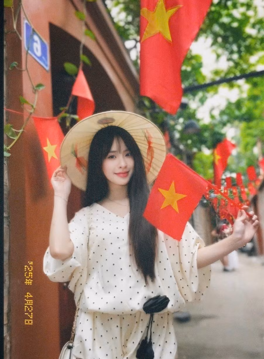 “Tuy không có cơ hội đến xem lễ diễu binh trong Thành phố Hồ Chí Minh, nhưng mình luôn dõi theo các hoạt động hướng đến mừng 50 năm thống nhất đất nước ở ngoài miền Bắc. Đó là cách để mình hòa chung vào nhịp đập của đất nước, của đồng bào trên khắp Tổ quốc trong dịp 30/4”, Thảo Quyên tâm sự. (Ảnh: NVCC)