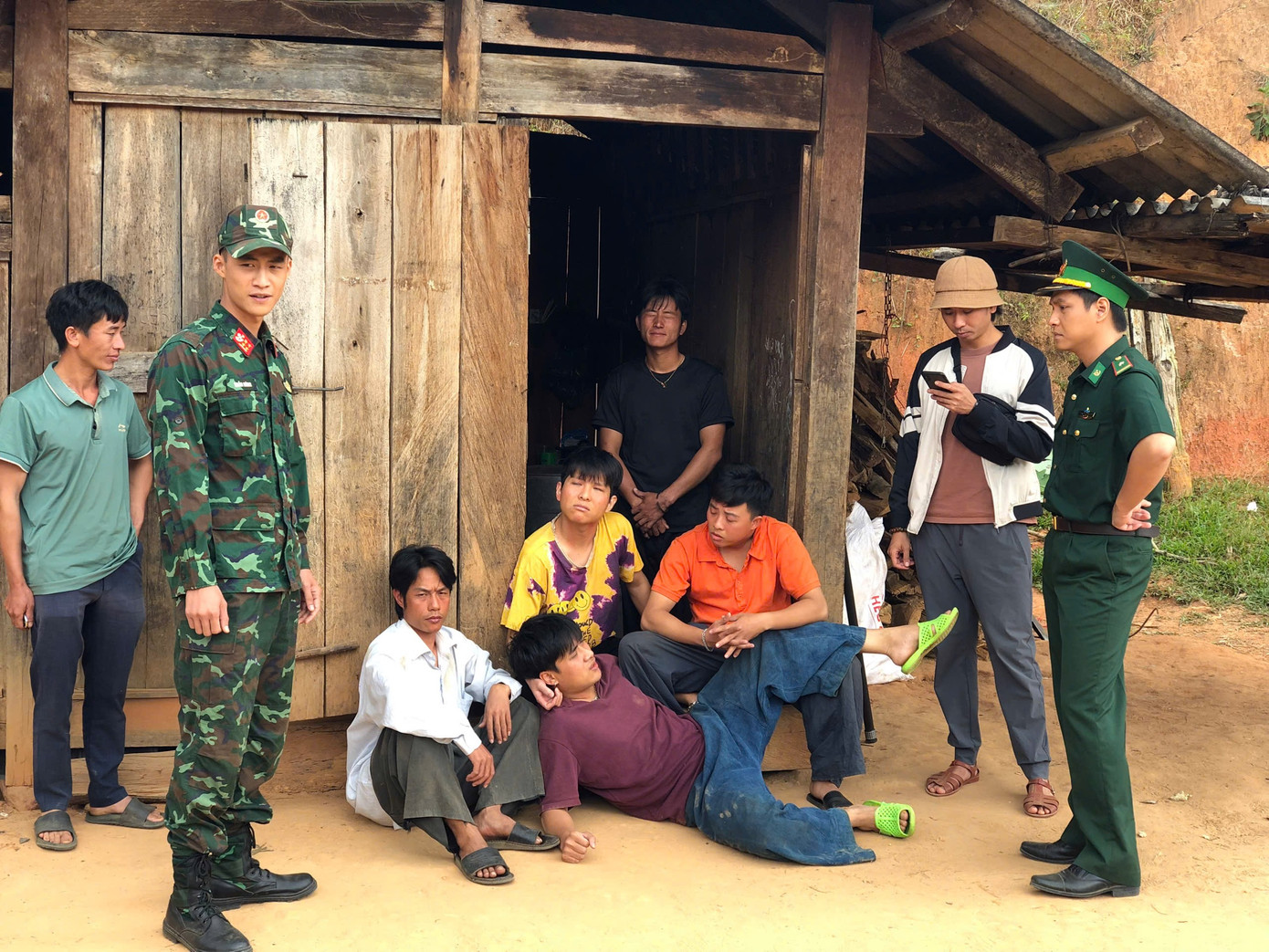 Khoảnh khắc đầy cảm xúc của Đào Ánh khi thể hiện phân cảnh hy sinh vì dân bản và đất nước.