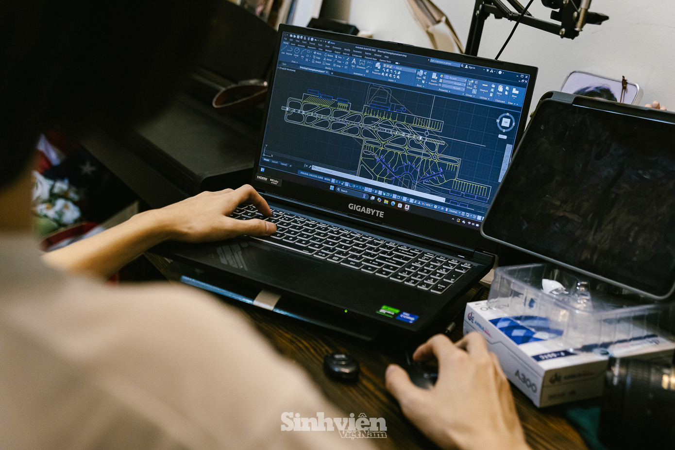 Để hoàn thành "công trình" này, Dương đã mất 21 ngày với các công đoạn: lên ý tưởng, thiết kế bản vẽ và thi công. "Mình sử dụng xốp formex, một loại vật liệu bền, dễ thi công và sơn phủ," Dương cho biết. "Chi tiết mình tâm đắc nhất là nhà ga hành khách. Mình đã dành rất nhiều thời gian và tâm huyết để thiết kế nó."