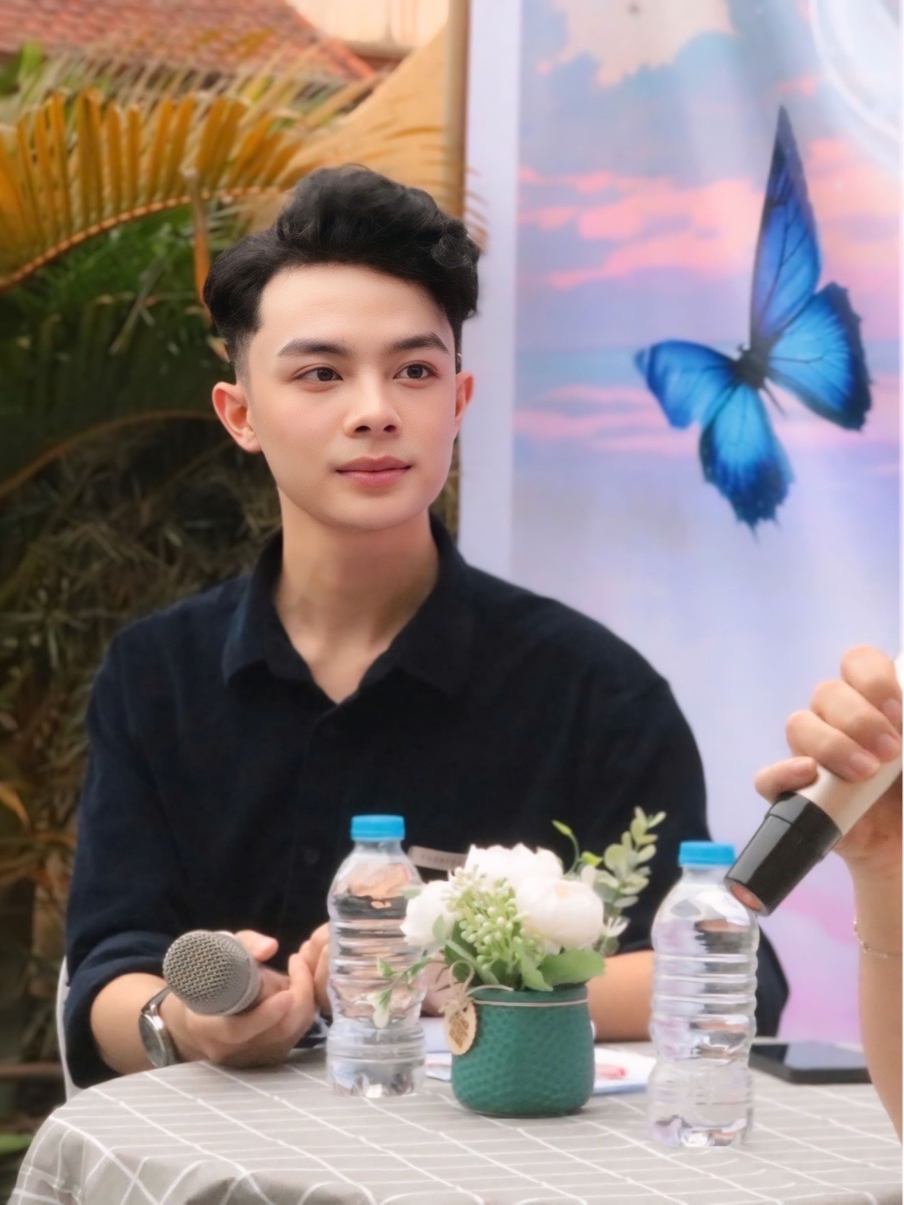 Ngọc Hiệp học cách làm chủ sân khấu thông qua nhiều tình huống giả định lẫn thực tế. Ngọc Hiệp học cách làm chủ sân khấu thông qua nhiều tình huống giả định lẫn thực tế.