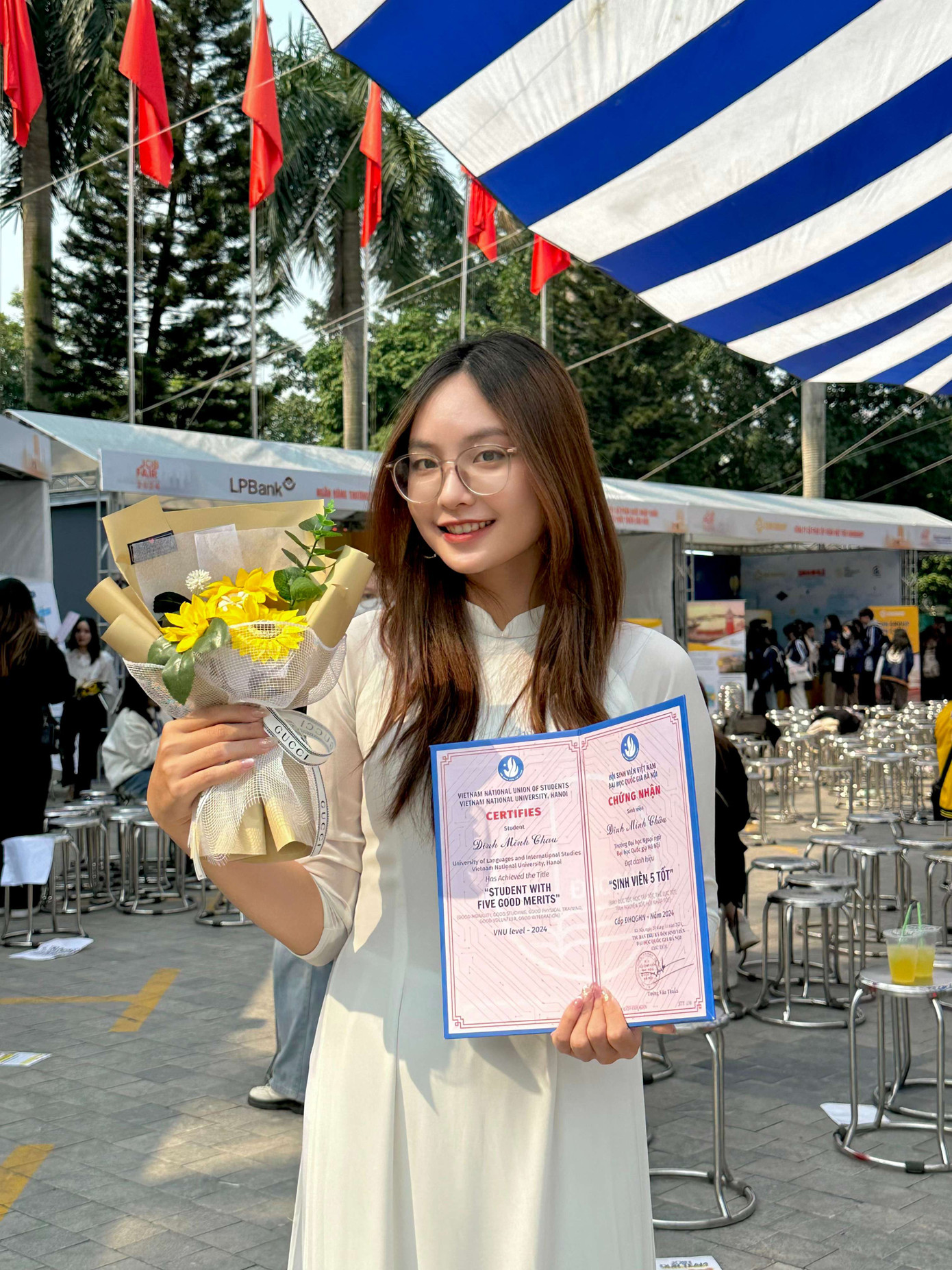 Nhận danh hiệu Sinh viên 5 tốt cấp ĐHQGHN năm học 2023 - 2024. Nhận danh hiệu Sinh viên 5 tốt cấp ĐHQGHN năm học 2023 - 2024.