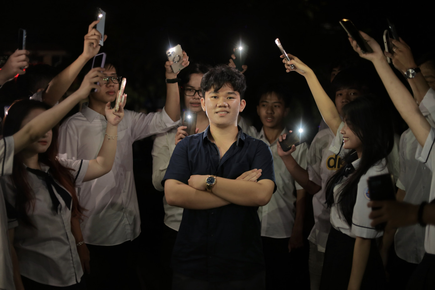 Anh Tú cùng với những người bạn của mình tại trường THPT chuyên Lương Văn Chánh.