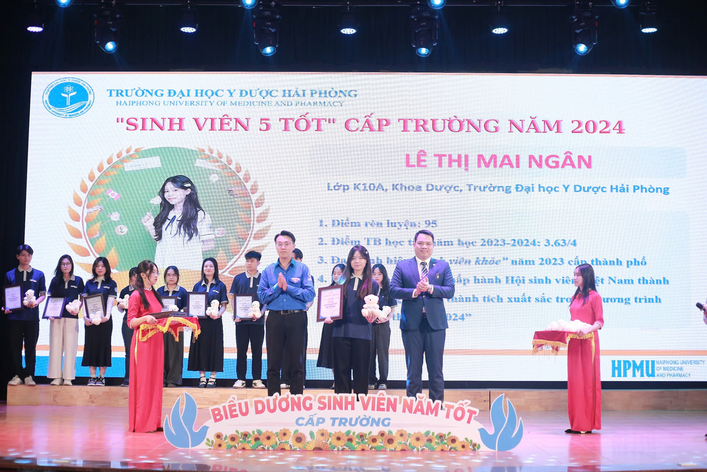 Mai Ngân vinh dự nhận danh hiệu Sinh viên 5 tốt cấp Trường Đại học Y Dược Hải Phòng năm 2024.