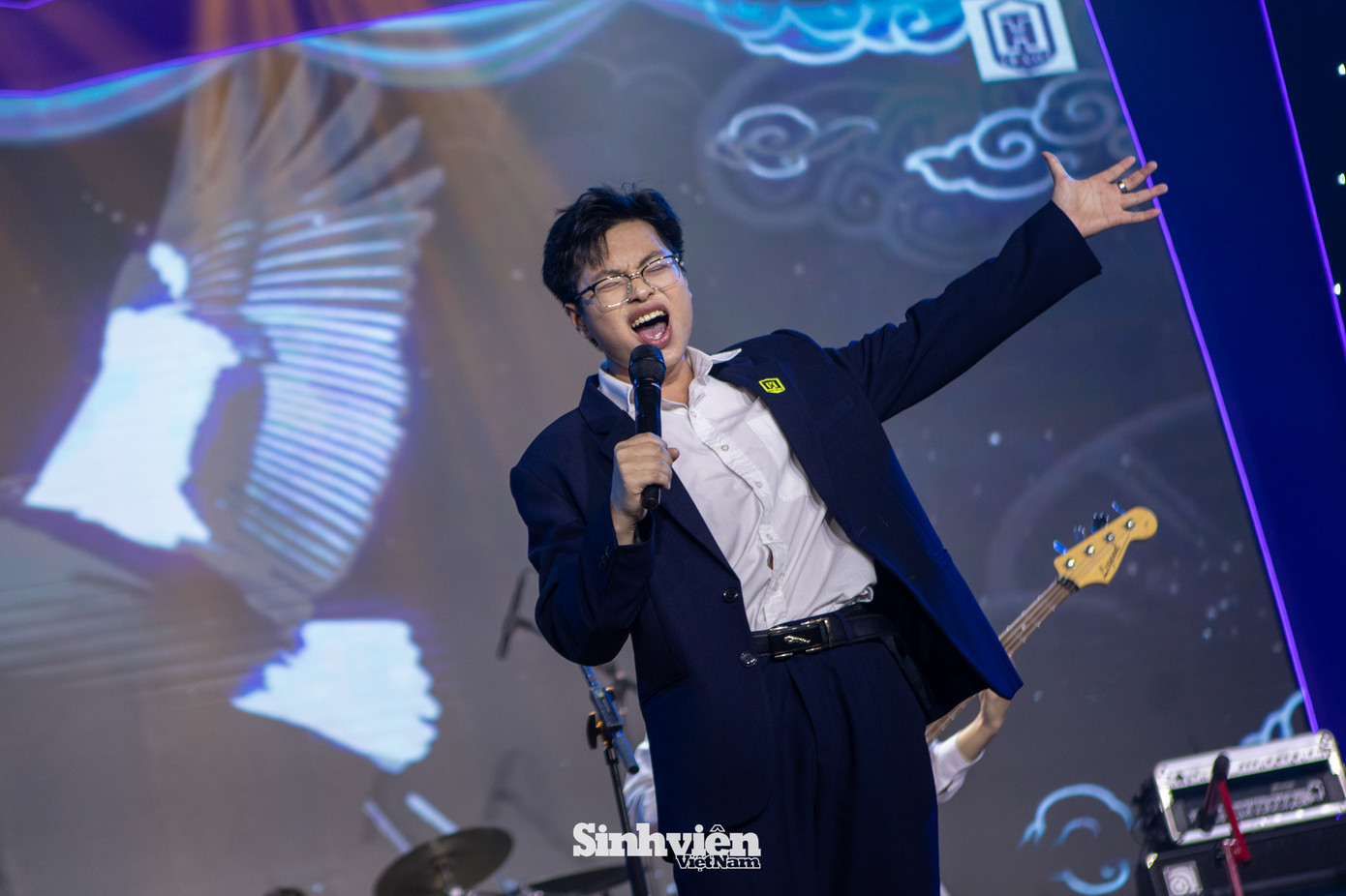 Ngay sau lễ khai mạc, sân khấu Liên hoan đã bùng nổ với màn tranh tài đầy cảm xúc và chuyên nghiệp của 11 ban nhạc đến từ 11 trường THPT. Các tiết mục được đầu tư công phu, thể hiện tài năng và sự sáng tạo của các bạn trẻ.