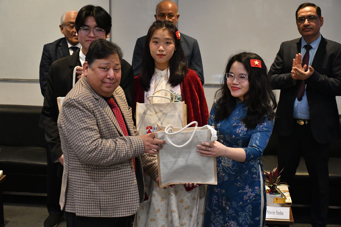 Nhóm của Châu Anh xuất sắc đạt giải Khuyến khích cuộc thi Bennett Moot Competition về Luật Cạnh tranh ở Ấn Độ 2025. Nhóm của Châu Anh xuất sắc đạt giải Khuyến khích cuộc thi Bennett Moot Competition về Luật Cạnh tranh ở Ấn Độ 2025.