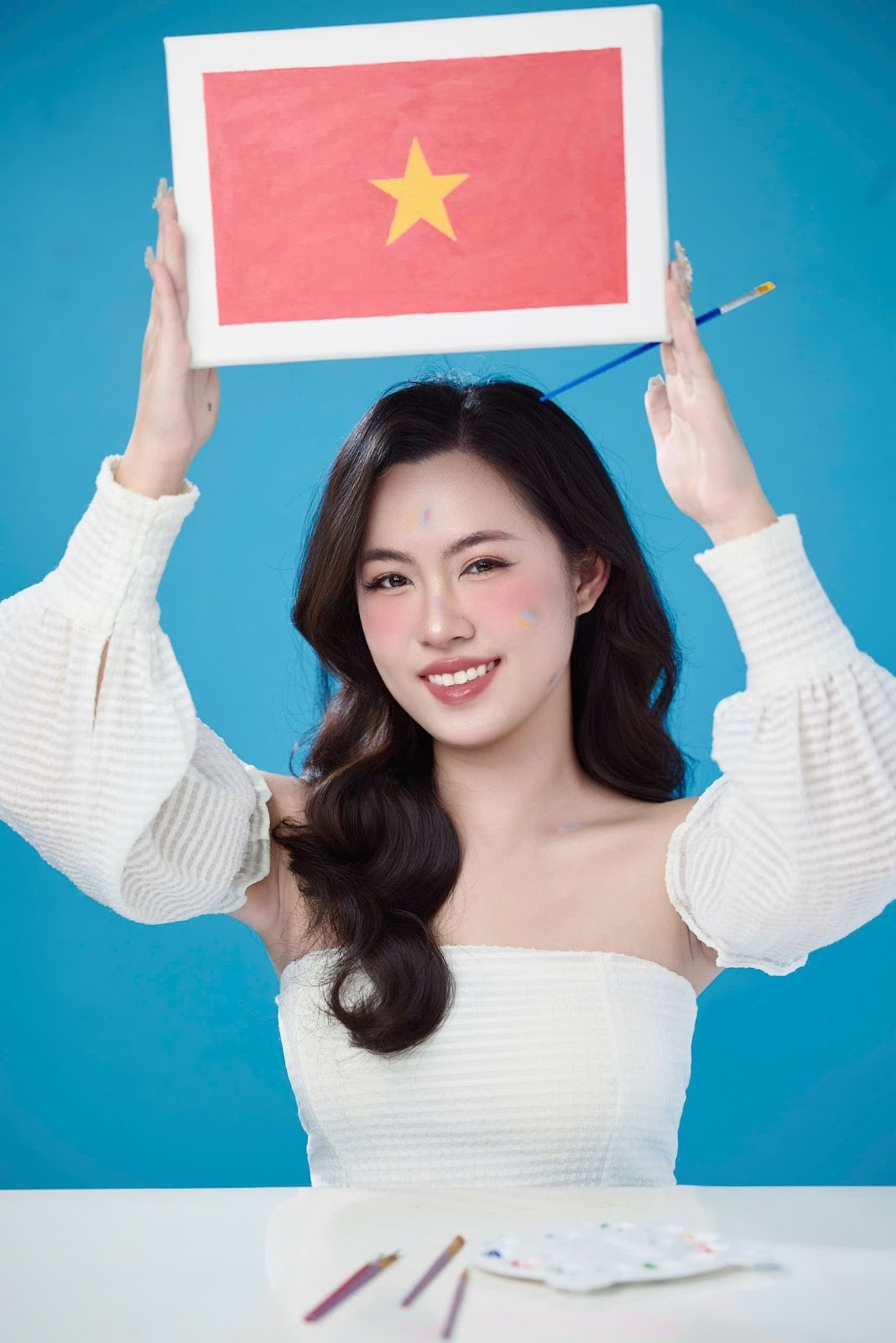 Hoa Khôi Hồng Nhung trong bộ ảnh mới nhân dịp 30/4 - 1/5.