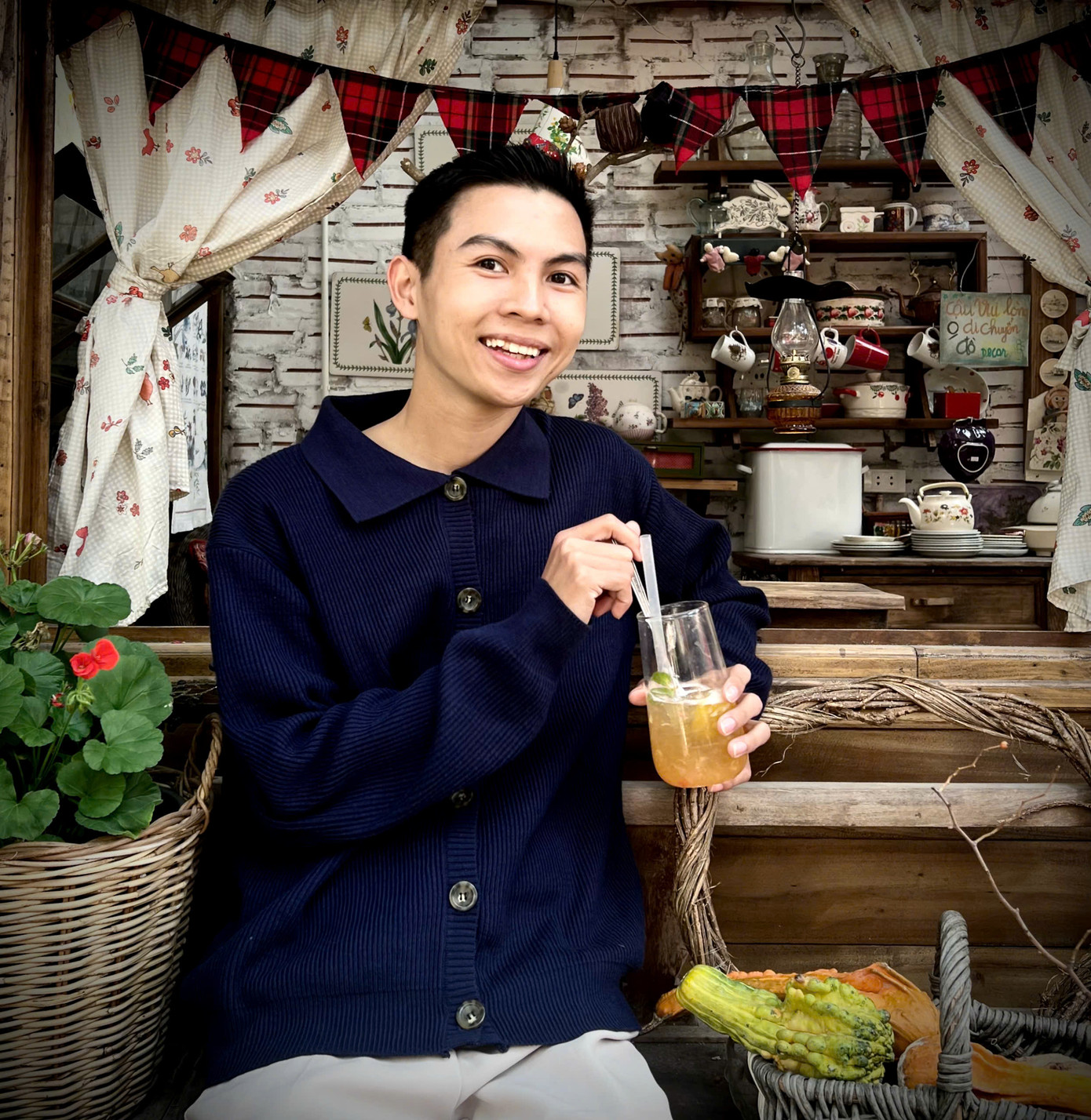 Vượt qua hai lần thi trượt, Tường kiên trì theo đuổi đam mê và chạm tay vào giấc mơ diễn xuất. Vượt qua hai lần thi trượt, Tường kiên trì theo đuổi đam mê và chạm tay vào giấc mơ diễn xuất.