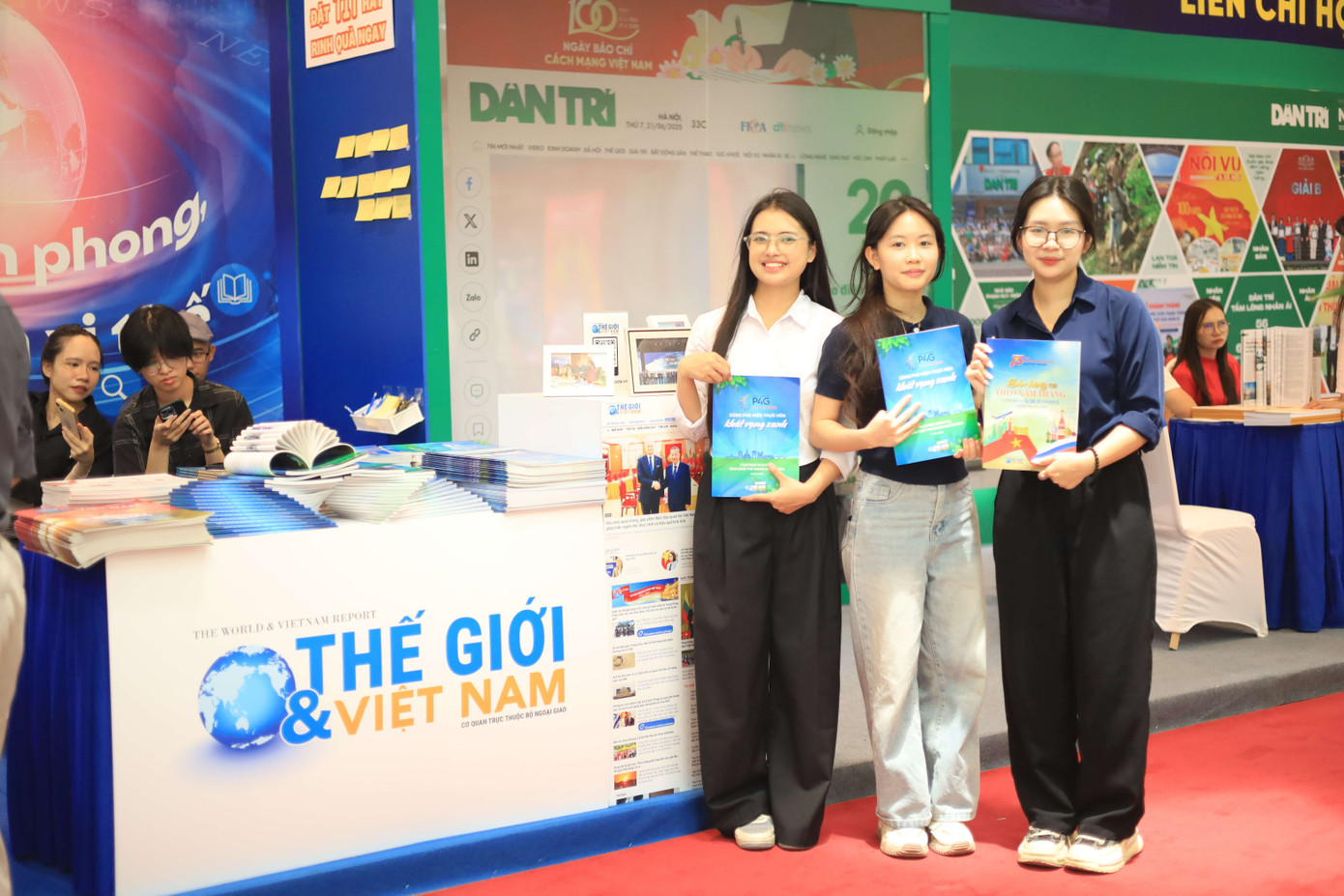 Nhiều bạn trẻ hào hứng chụp ảnh lưu niệm tại booth của các cơ quan báo chí lớn. Nhiều bạn trẻ hào hứng chụp ảnh lưu niệm tại booth của các cơ quan báo chí lớn.