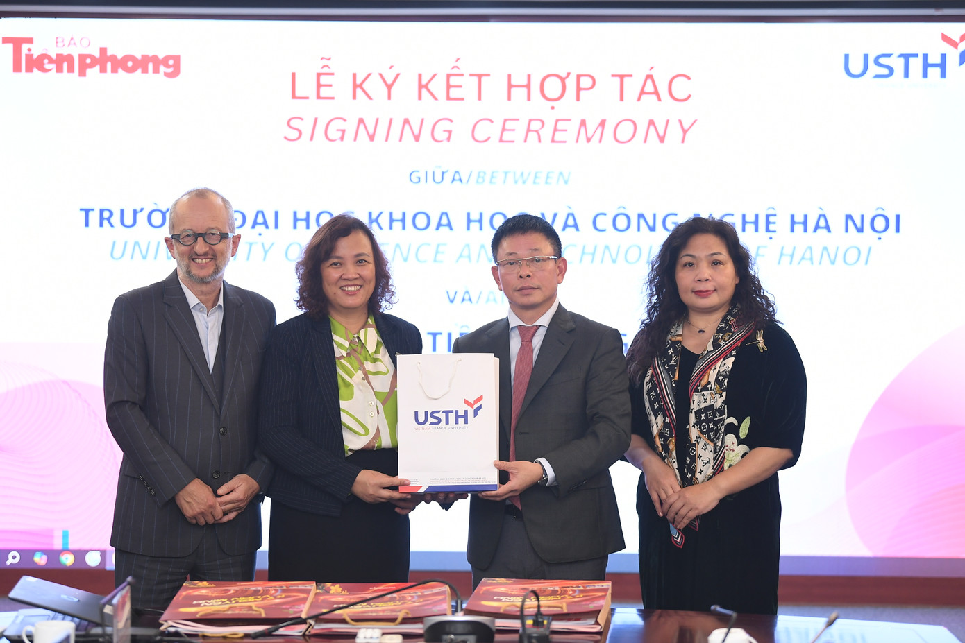 Giáo sư, Tiến sĩ Đinh Thị Mai Thanh – Hiệu trưởng USTH - tặng quà lưu niệm nhà báo Phùng Công Sưởng – Tổng Biên tập Báo Tiền Phong - tại chương trình ký kết hợp tác giữa hai đơn vị. Ảnh: Dương Triều. Giáo sư, Tiến sĩ Đinh Thị Mai Thanh – Hiệu trưởng USTH - tặng quà lưu niệm nhà báo Phùng Công Sưởng – Tổng Biên tập Báo Tiền Phong - tại chương trình ký kết hợp tác giữa hai đơn vị. Ảnh: Dương Triều.