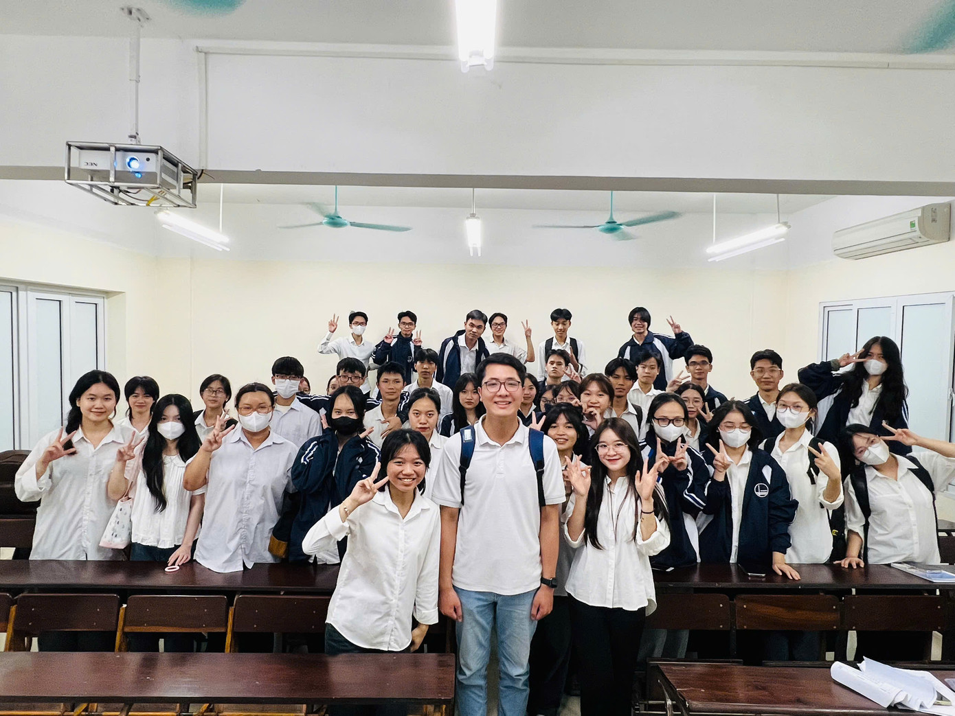 Thầy giáo trẻ chụp ảnh lưu niệm cùng các sinh viên của mình. Thầy giáo trẻ chụp ảnh lưu niệm cùng các sinh viên của mình.