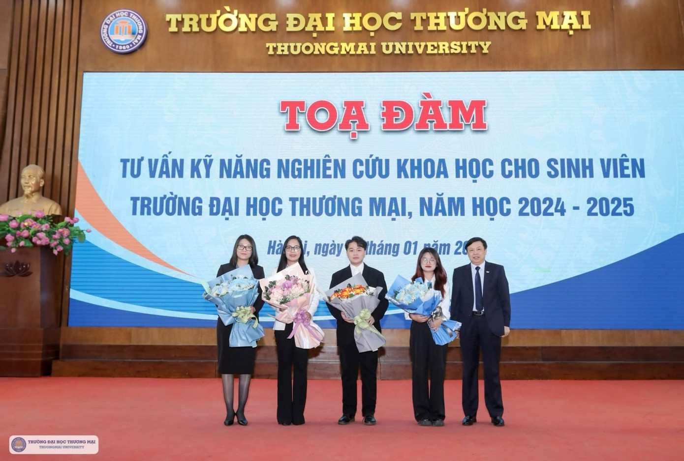 Hữu Lương cùng 3 diễn giả tại “Toạ đàm tư vấn kỹ năng nghiên cứu khoa học cho sinh viên Trường Đại học Thương mại”.