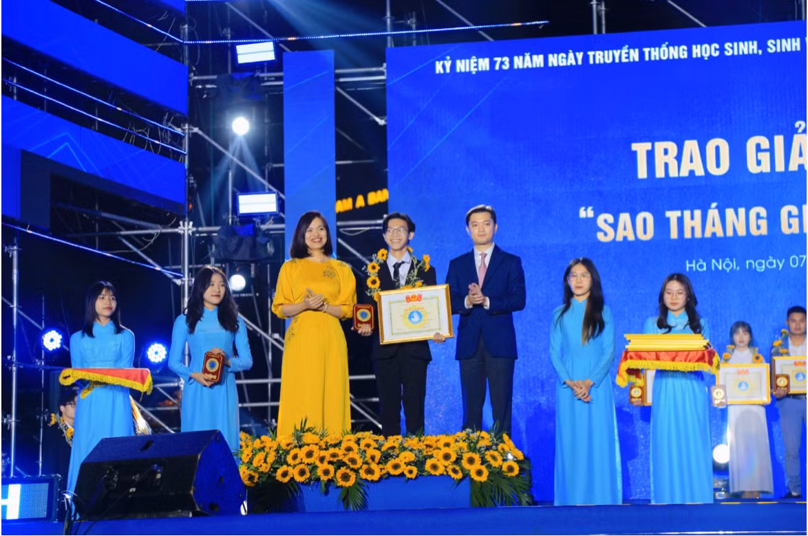 Nhận giải thưởng Sao tháng giêng 2022. Nhận giải thưởng Sao tháng giêng 2022.