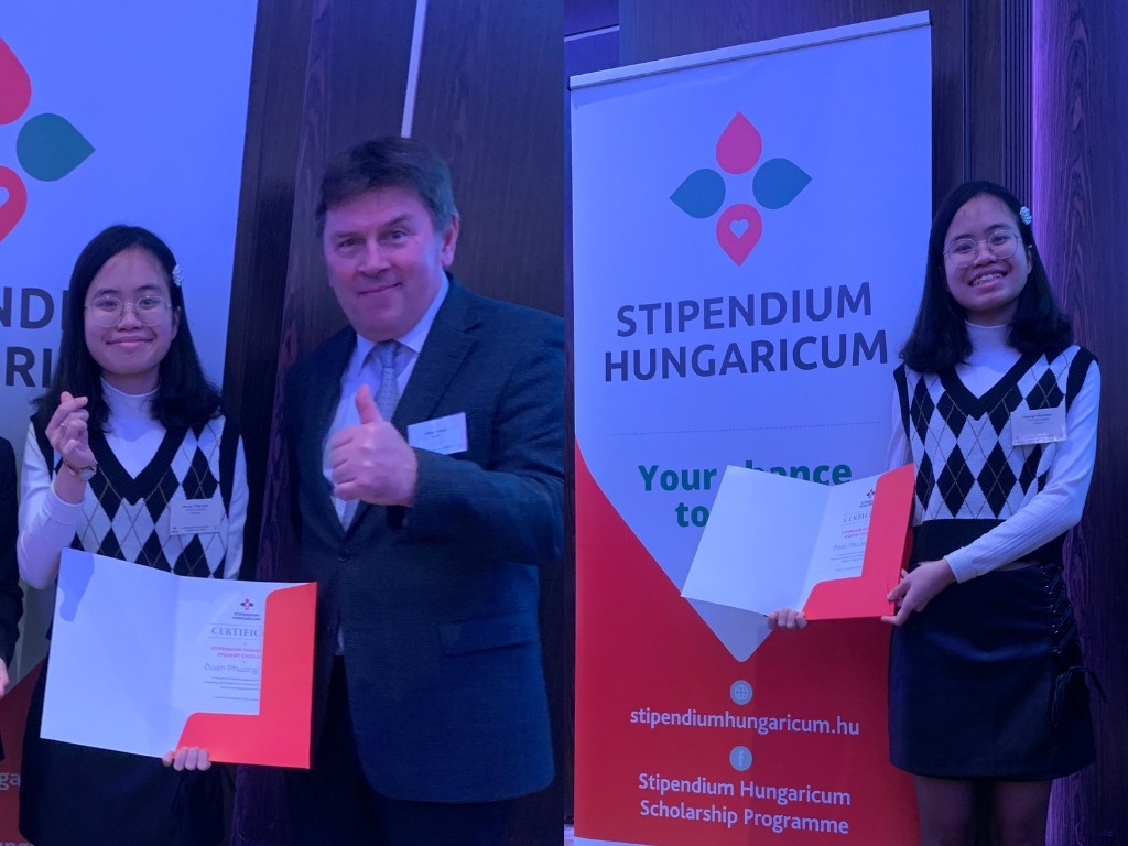 Ông Miklós Lengyel, Thứ trưởng Bộ Ngoại giao và Thương mại của Hungary, trao giải thưởng Sinh viên Xuất sắc năm 2022 cho Như. Đây là giải thưởng dành cho sinh viên quốc tế có thành tích học tập nổi bật và đóng góp vào sự phát triển của cộng đồng. Ông Miklós Lengyel, Thứ trưởng Bộ Ngoại giao và Thương mại của Hungary, trao giải thưởng Sinh viên Xuất sắc năm 2022 cho Như. Đây là giải thưởng dành cho sinh viên quốc tế có thành tích học tập nổi bật và đóng góp vào sự phát triển của cộng đồng.