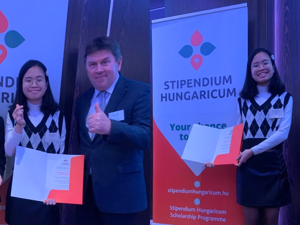 Ông Miklós Lengyel, Thứ trưởng Bộ Ngoại giao và Thương mại của Hungary, trao giải thưởng Sinh viên Xuất sắc năm 2022 cho Như. Đây là giải thưởng dành cho sinh viên quốc tế có thành tích học tập nổi bật và đóng góp vào sự phát triển của cộng đồng.