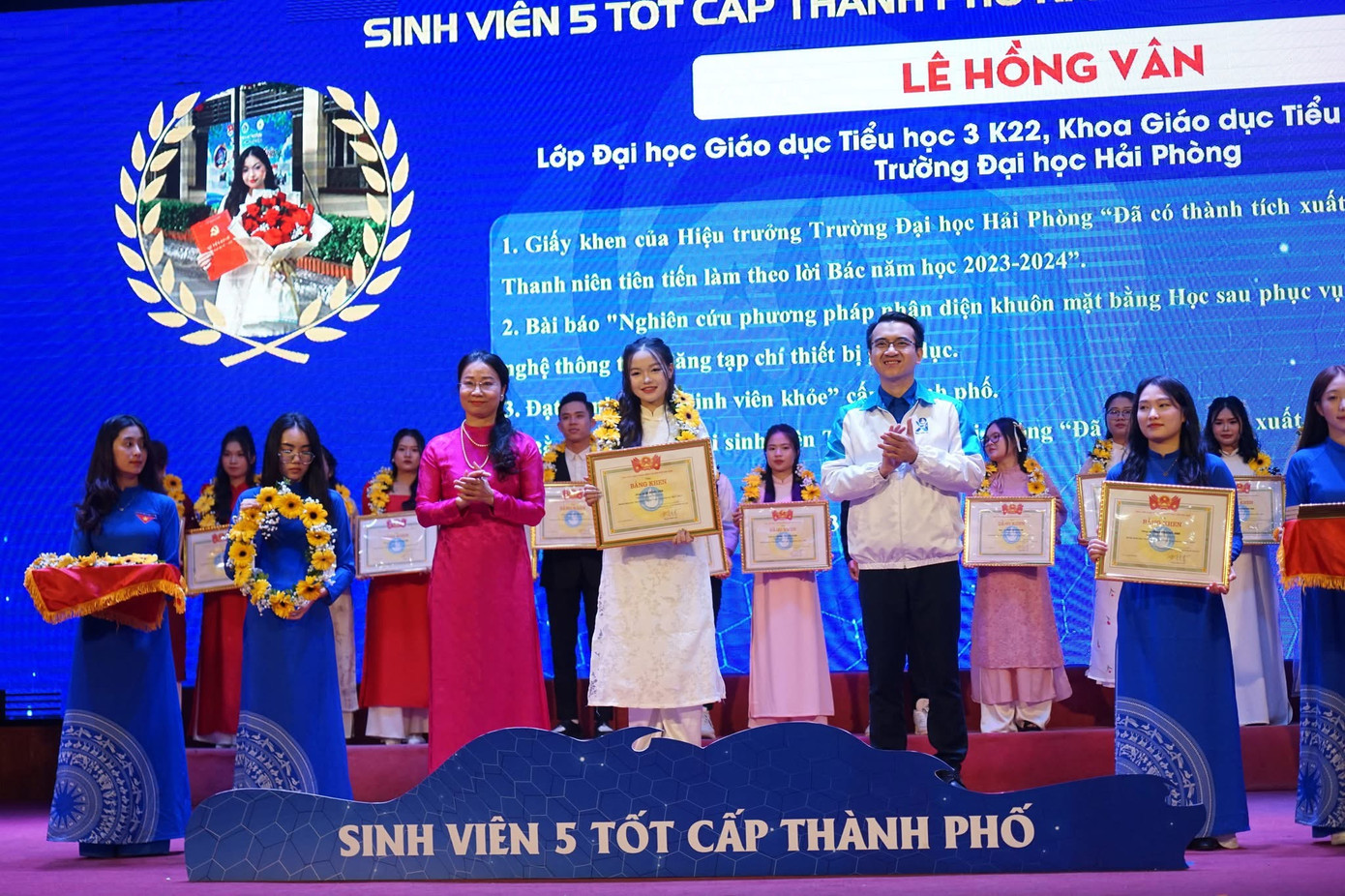 Hồng Vân vinh dự đạt danh hiệu Sinh viên 5 tốt cấp Trung ương năm 2024. Hồng Vân vinh dự đạt danh hiệu Sinh viên 5 tốt cấp Trung ương năm 2024.