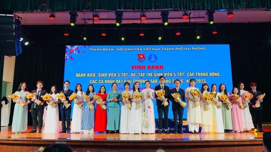 Hồng Vân vinh dự đạt danh hiệu Sinh viên 5 tốt cấp Trung ương năm 2023. Hồng Vân vinh dự đạt danh hiệu Sinh viên 5 tốt cấp Trung ương năm 2023.