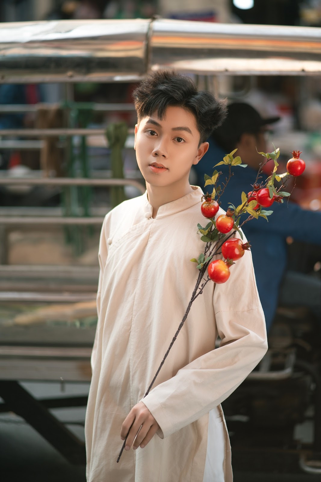 Áo dài giữa không gian chợ Đồng Xuân, nơi Võ Phi Minh ghi lại khoảnh khắc thanh lịch của tà áo dài, như một phần không thể thiếu trong nhịp sống Hà Nội.