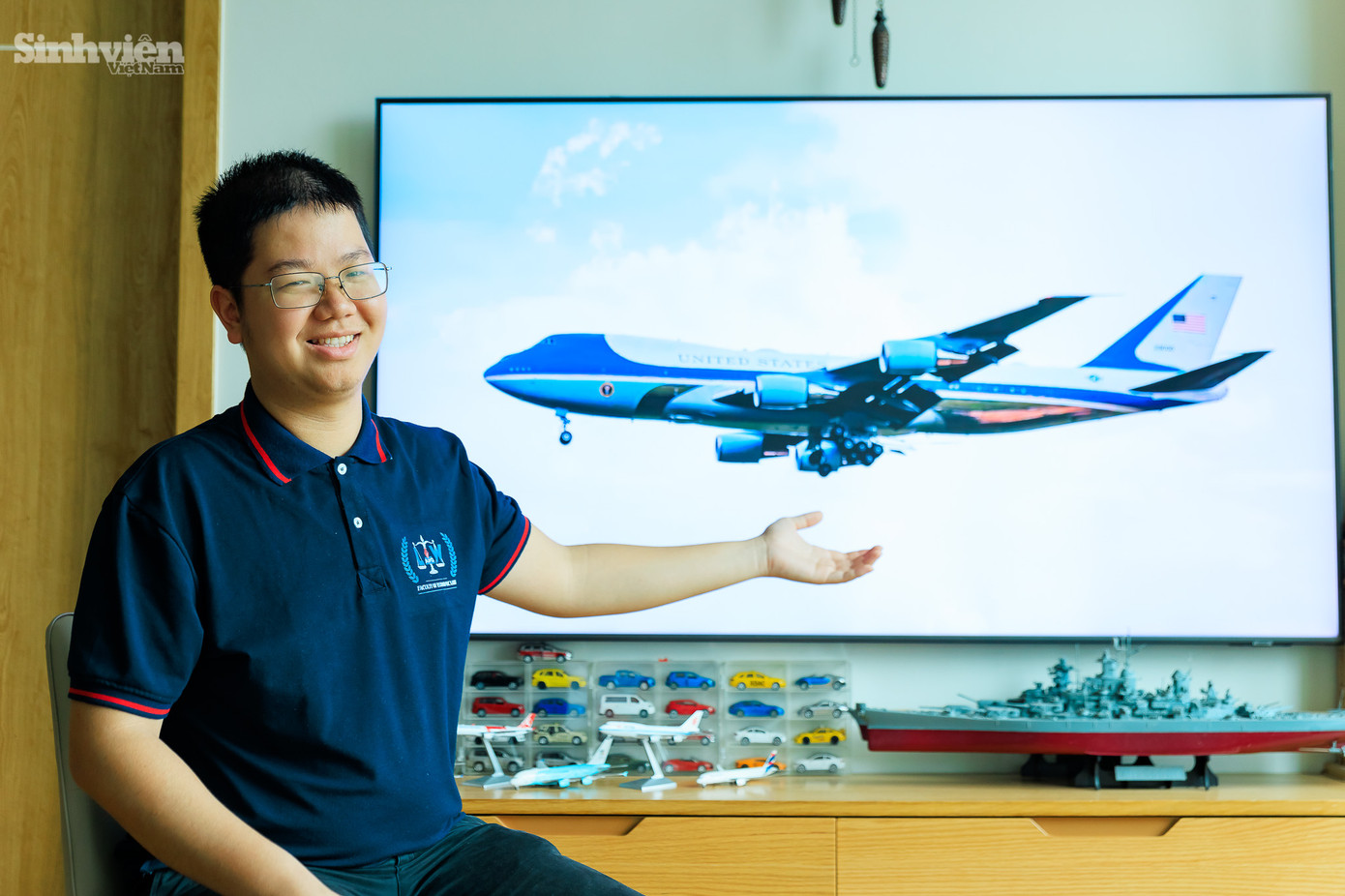 "Đam mê máy bay từ nhỏ, nhưng phải đến cuối năm 2022, tôi mới thực sự bắt đầu hành trình chụp ảnh máy bay. Trước đó, việc thường xuyên theo dõi một kênh YouTube nước ngoài chuyên về quay phim máy bay tại các sân bay lớn trên thế giới đã cuốn hút tôi, và từ đó, tôi quyết định thử sức với việc 'săn' ảnh tại sân bay Nội Bài." - Khuê chia sẻ.