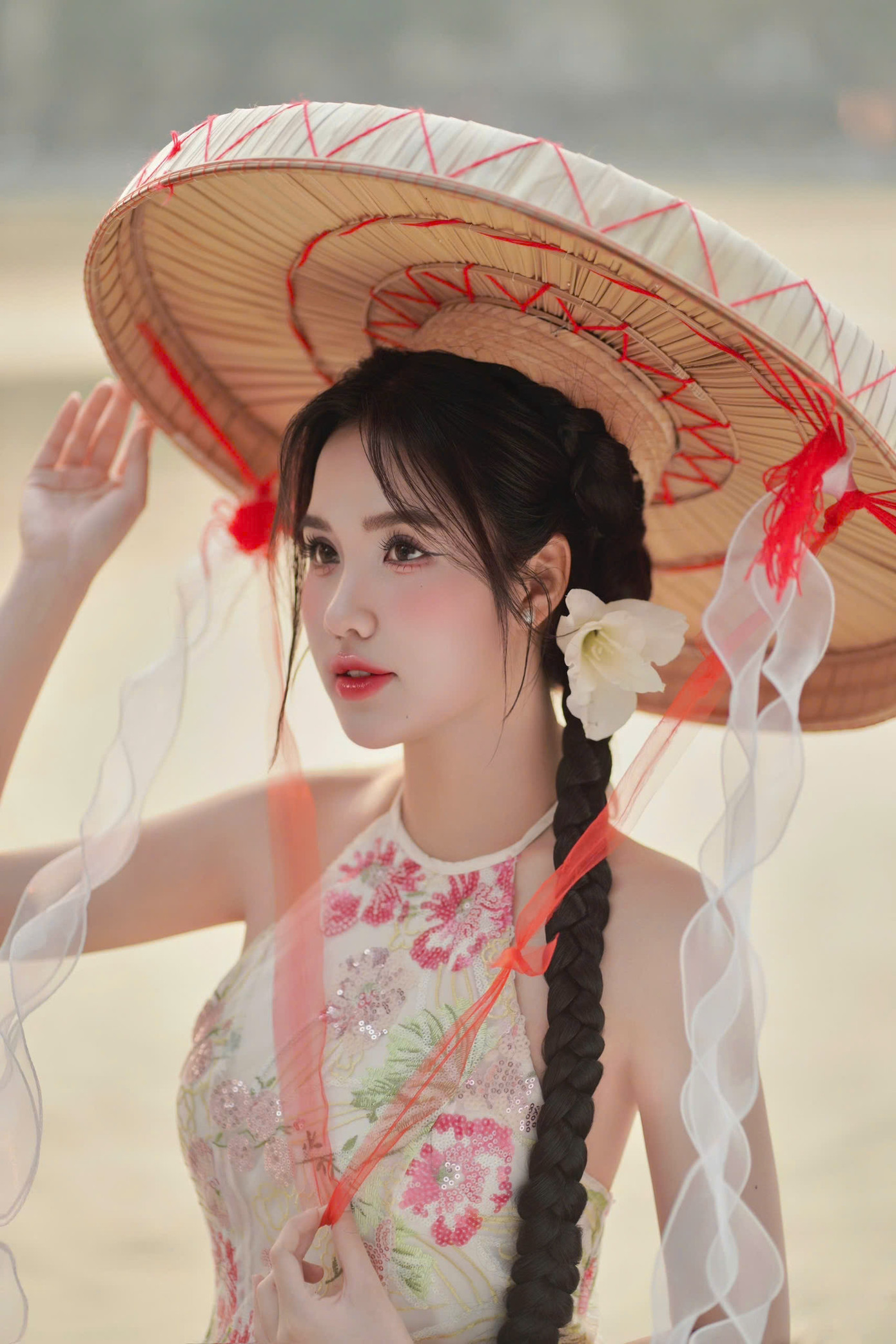 Nhẹ nhàng, tinh tế và tràn đầy sức sống, Thảo Nguyên làm bừng sáng vẻ đẹp của áo dài cách tân trong không gian Tết.