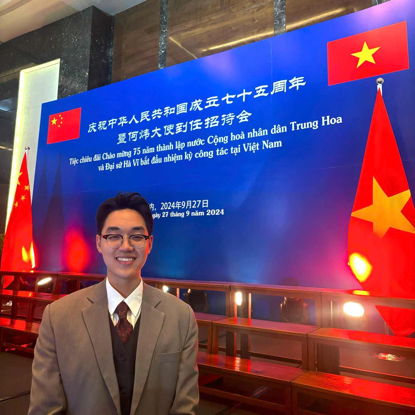 Đình Tài tham gia dự tiệc tại Đại sứ quán Trung Quốc. Đình Tài tham gia dự tiệc tại Đại sứ quán Trung Quốc.