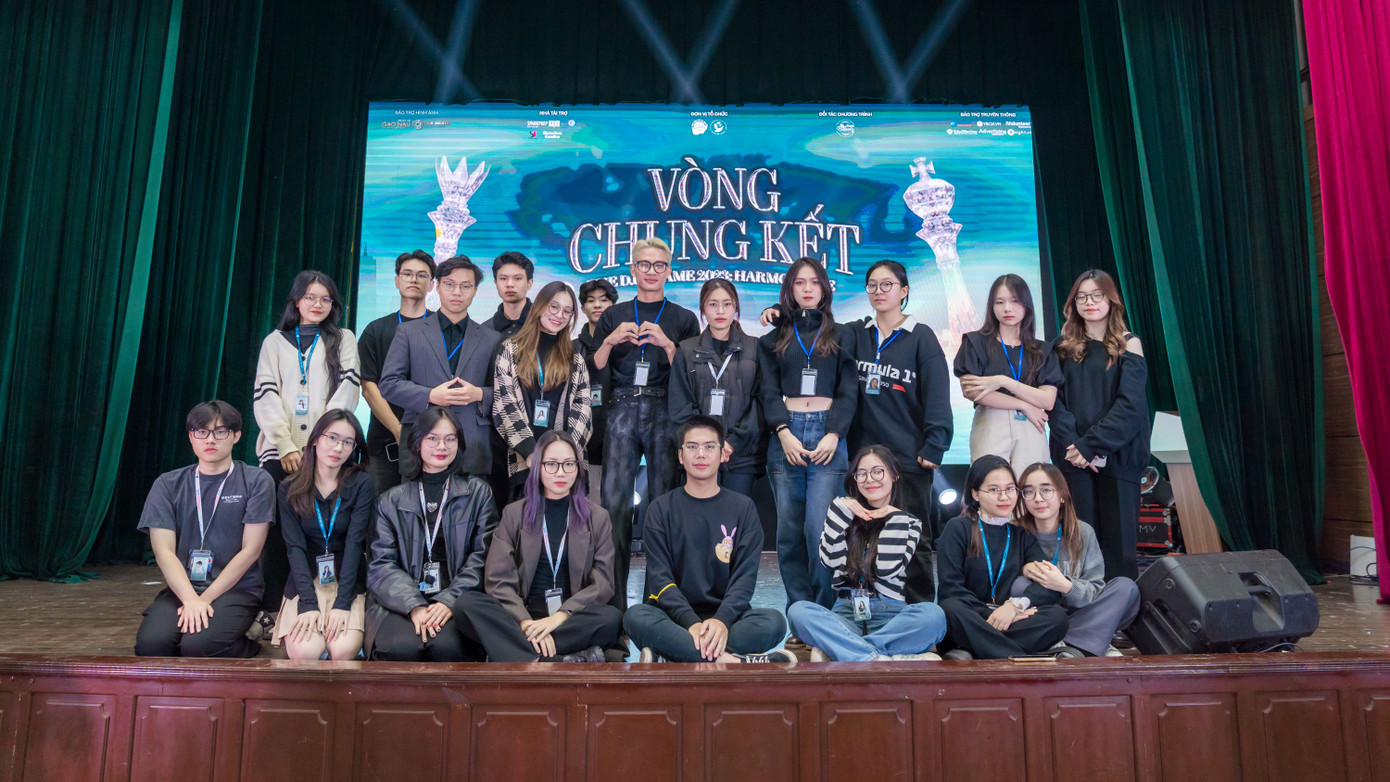 Minh Hiếu và các thành viên Ban Sự kiện DIP Game 2023 trong quá trình tổ chức một sự kiện sôi động, mang đến trải nghiệm đáng nhớ cho sinh viên. Minh Hiếu và các thành viên Ban Sự kiện DIP Game 2023 trong quá trình tổ chức một sự kiện sôi động, mang đến trải nghiệm đáng nhớ cho sinh viên.