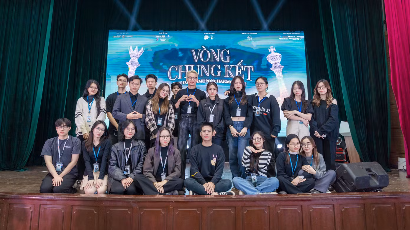 Minh Hiếu và các thành viên Ban Sự kiện DIP Game 2023 trong quá trình tổ chức một sự kiện sôi động, mang đến trải nghiệm đáng nhớ cho sinh viên. Minh Hiếu và các thành viên Ban Sự kiện DIP Game 2023 trong quá trình tổ chức một sự kiện sôi động, mang đến trải nghiệm đáng nhớ cho sinh viên.
