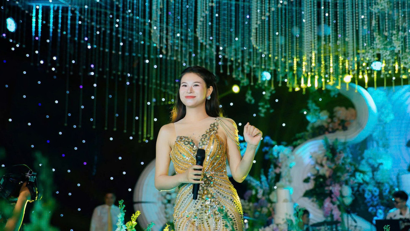 Chiếc micro – bạn đồng hành suốt 9 năm tuổi nghề. Với Hoài Thương, đó không đơn thuần là thiết bị biểu diễn, mà là “chìa khóa” mở lối kết nối cảm xúc giữa người nói và người nghe.