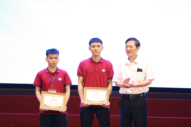 Sinh viên Đinh Văn Tùng (ngoài cùng bên trái) nhận khen thưởng tại lễ Tổng kết phong trào Olympic và khởi nghiệp năm học 2024-2025. Sinh viên Đinh Văn Tùng (ngoài cùng bên trái) nhận khen thưởng tại lễ Tổng kết phong trào Olympic và khởi nghiệp năm học 2024-2025.