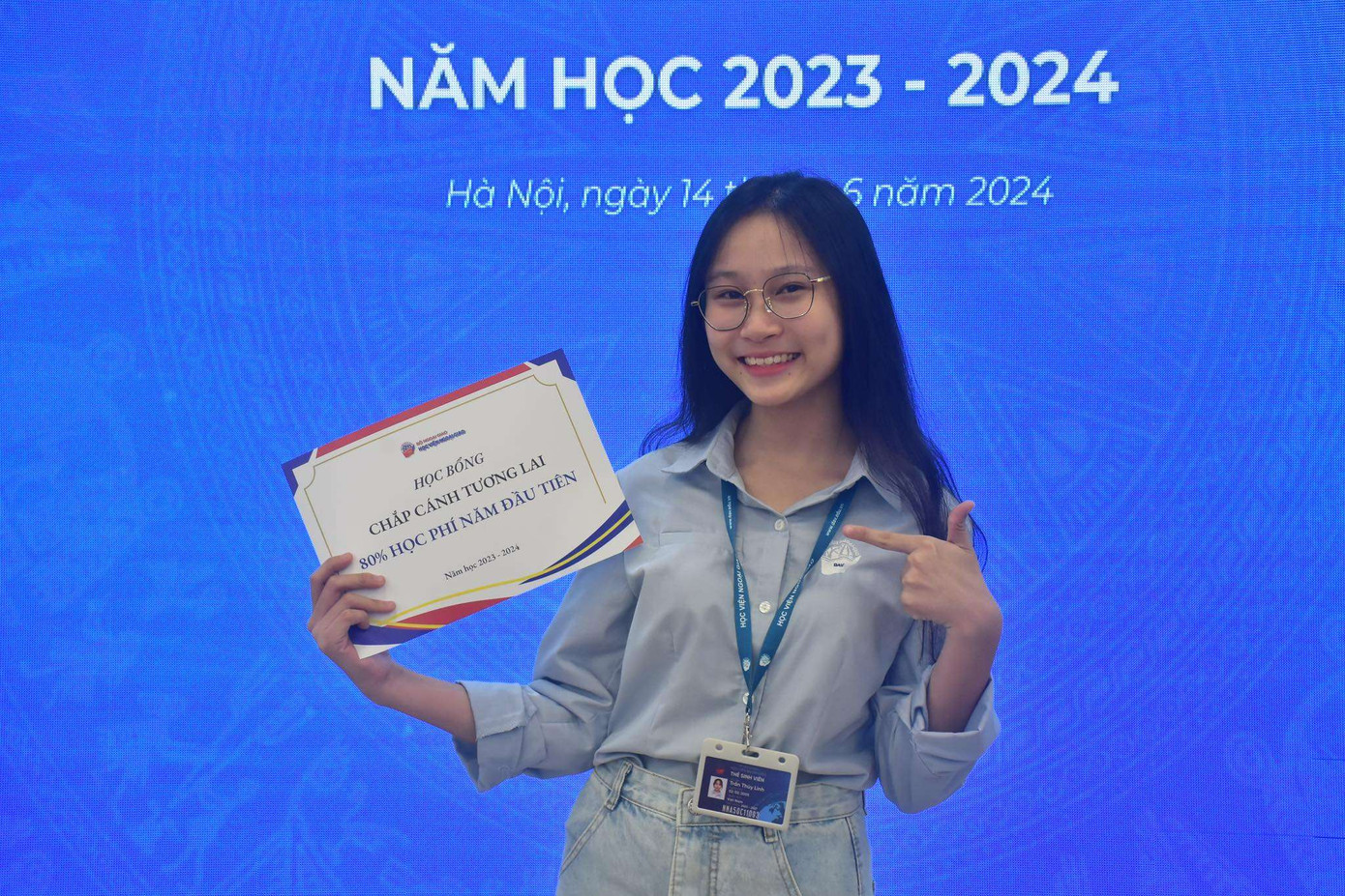 Nữ sinh xuất sắc giành được nhiều học bổng danh giá trong năm nhất đại học. Nữ sinh xuất sắc giành được nhiều học bổng danh giá trong năm nhất đại học.