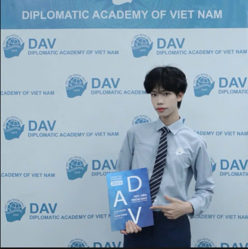 Nguyễn Minh Hiếu (sinh năm 2006) quê ở huyện Phù Ninh, tỉnh Phú Thọ. Cậu bạn hiện là sinh viên Học viện Ngoại giao.