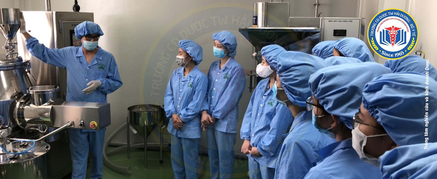 Sinh viên thực tập tại Trung tâm Nghiên cứu và Kinh doanh Dược của trường. Sinh viên thực tập tại Trung tâm Nghiên cứu và Kinh doanh Dược của trường.